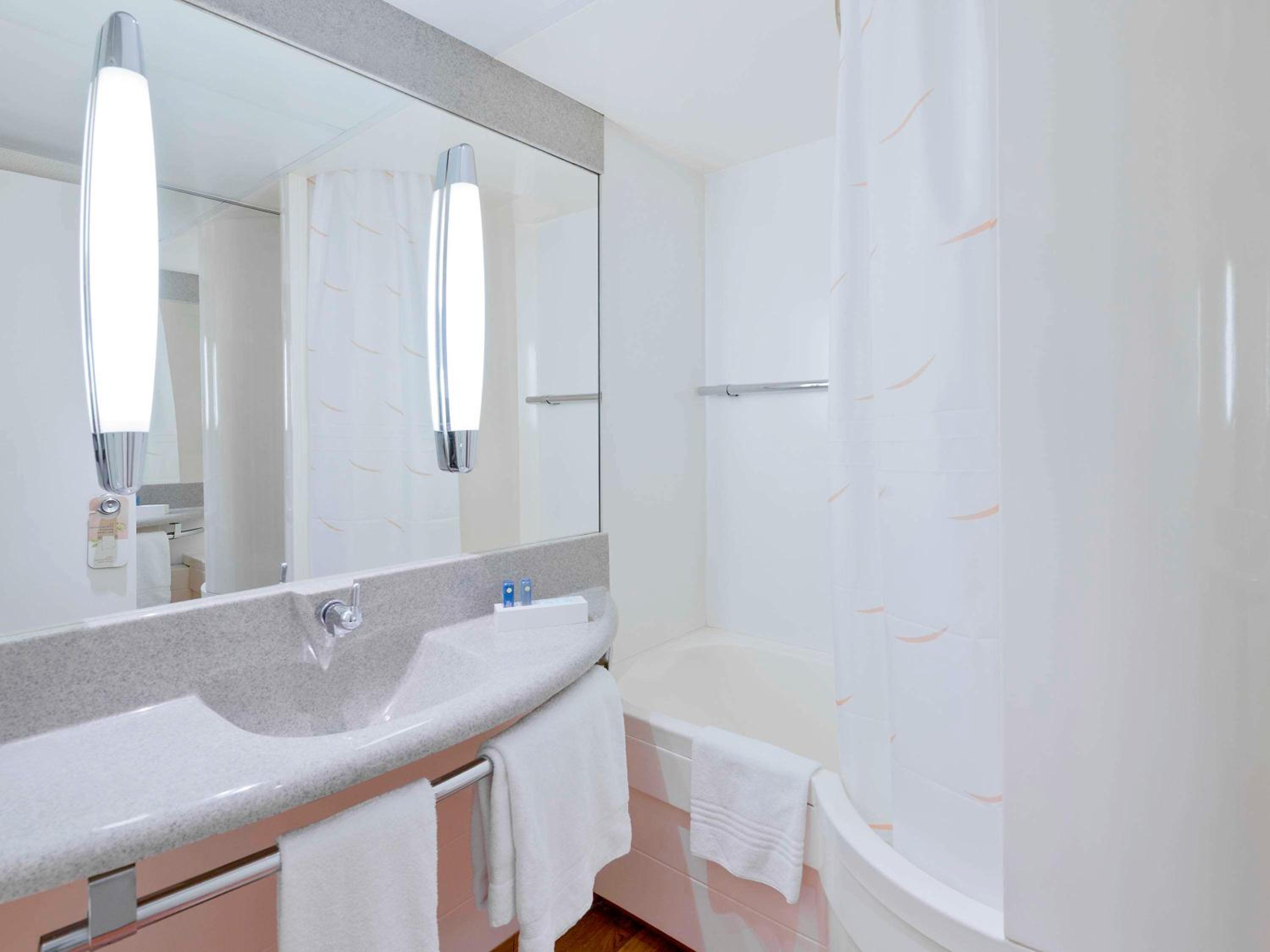 Superior room with 1 Queensize bed and 1 twin sofa bed - Photo 3