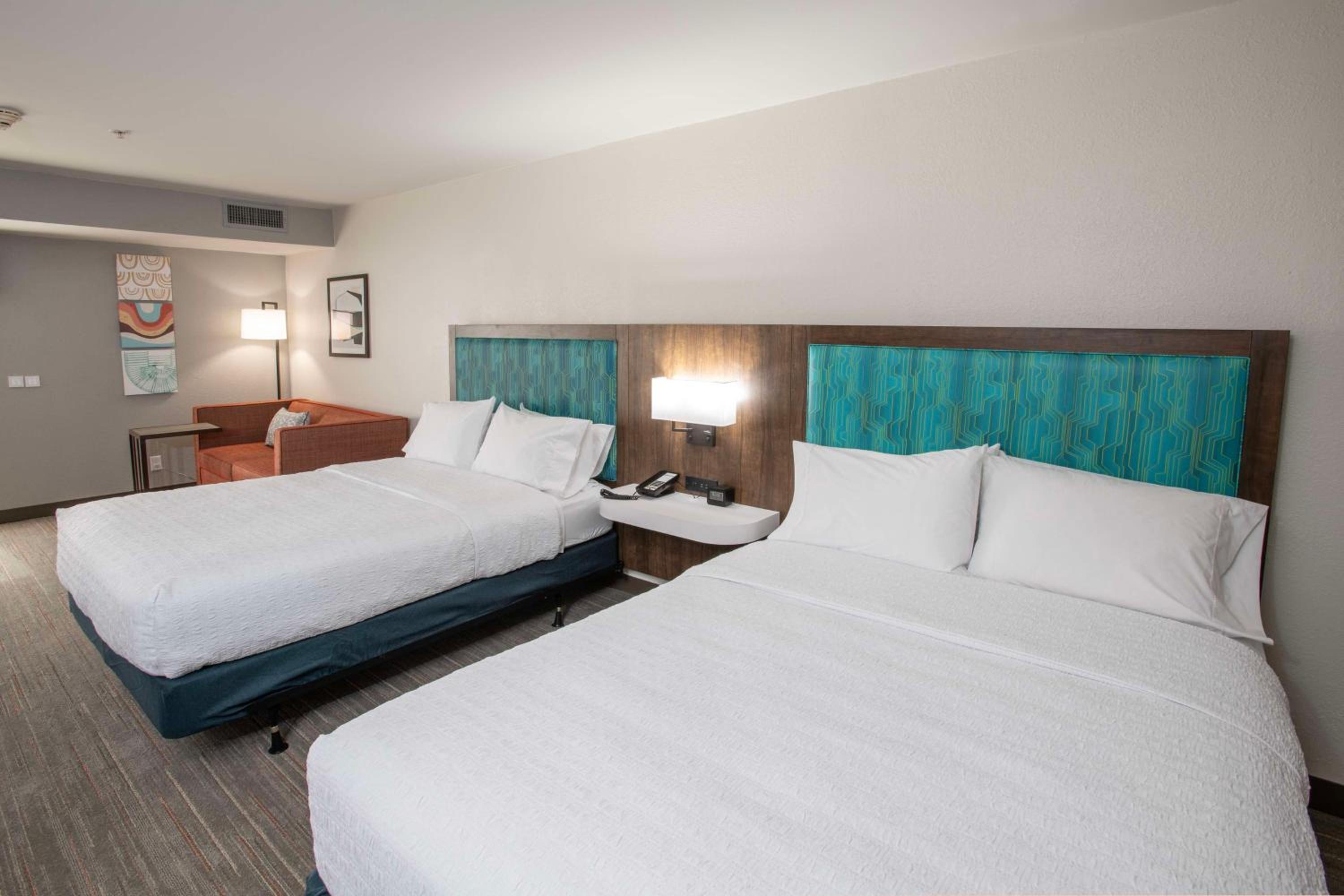 Queen Room with Two Queen Beds - Mobility and Hearing Access/Non-Smoking photo 3