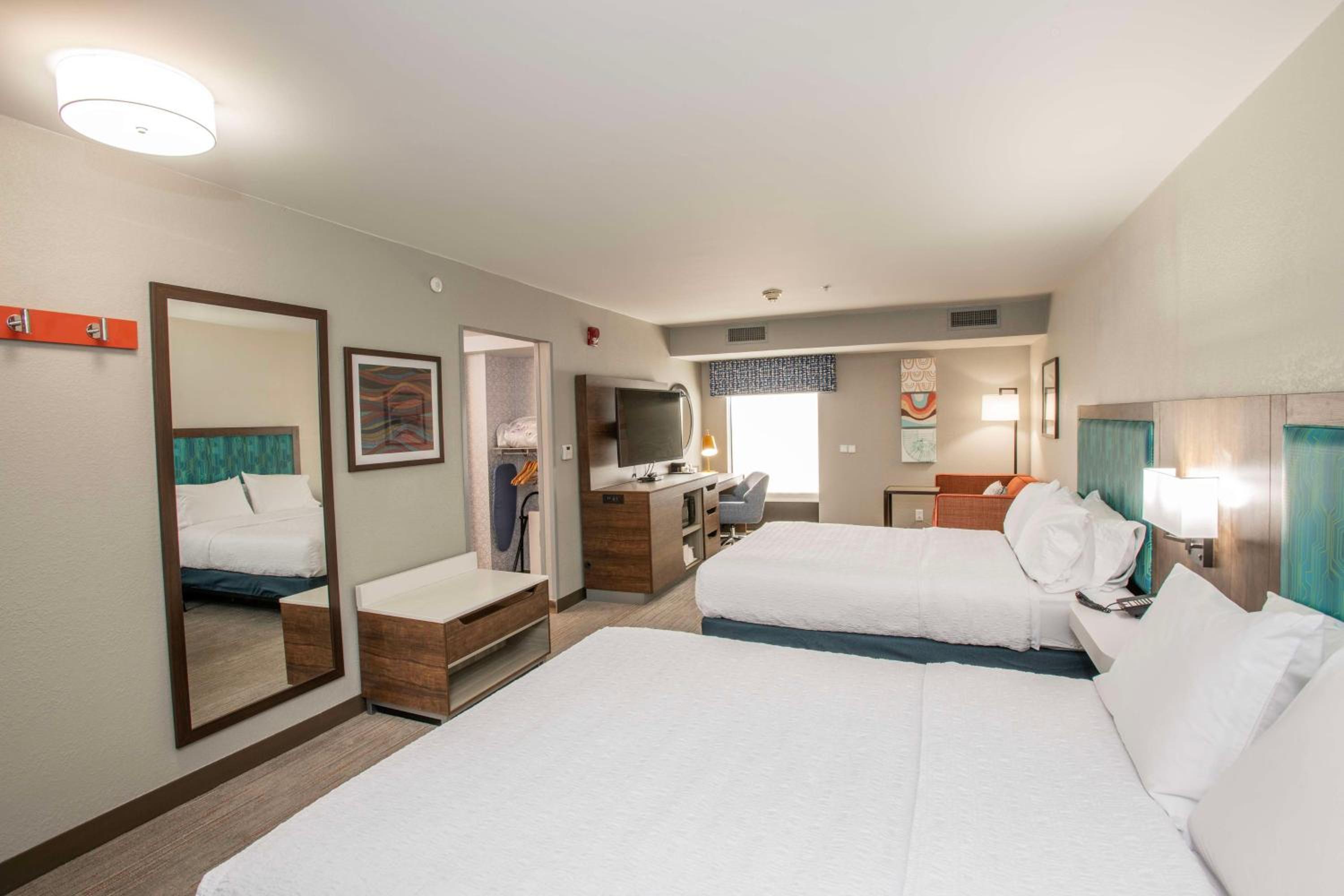 Queen Room with Two Queen Beds - Mobility and Hearing Access/Non-Smoking photo 2