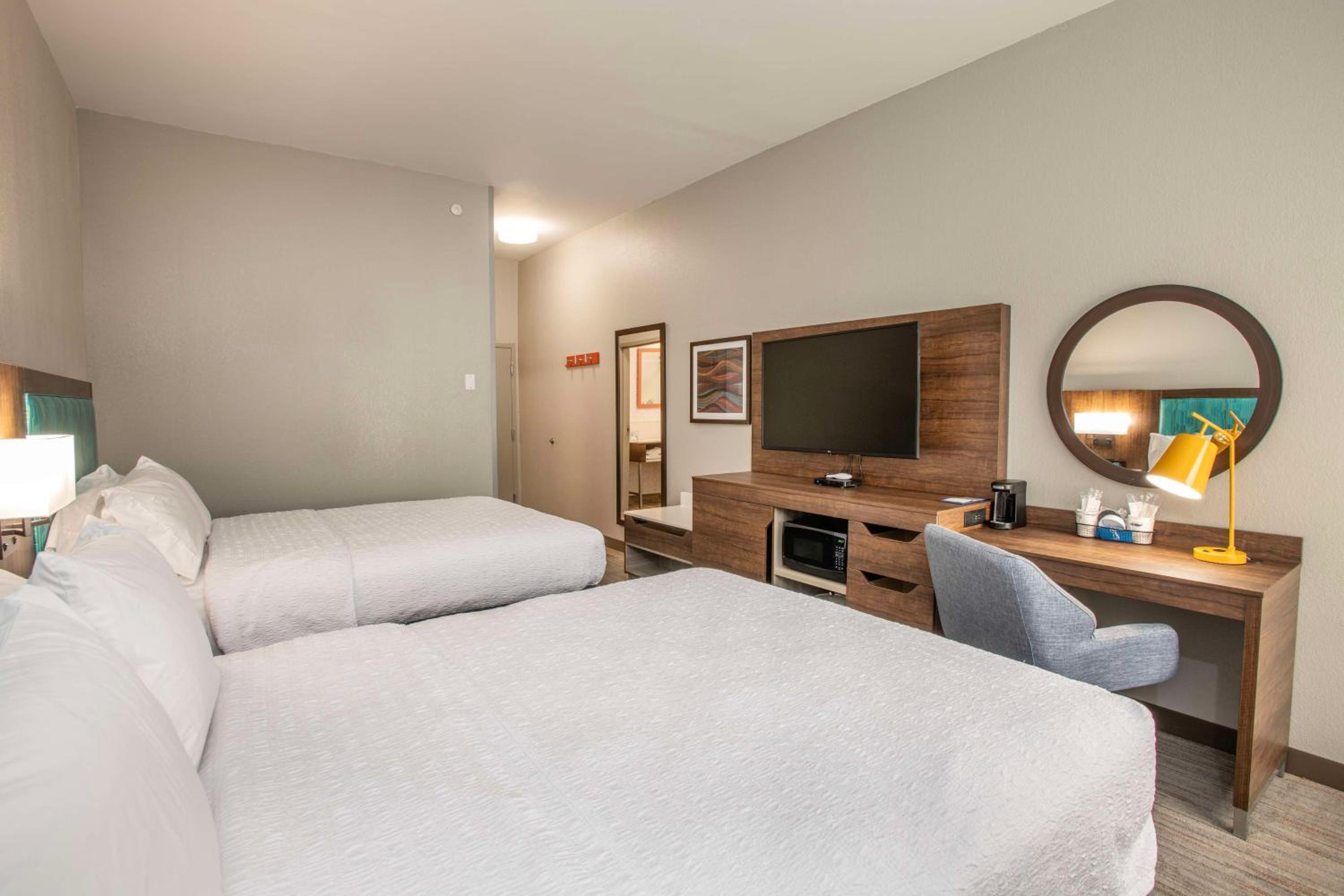 Queen Room with Two Queen Beds (4 Adults) - Photo 1