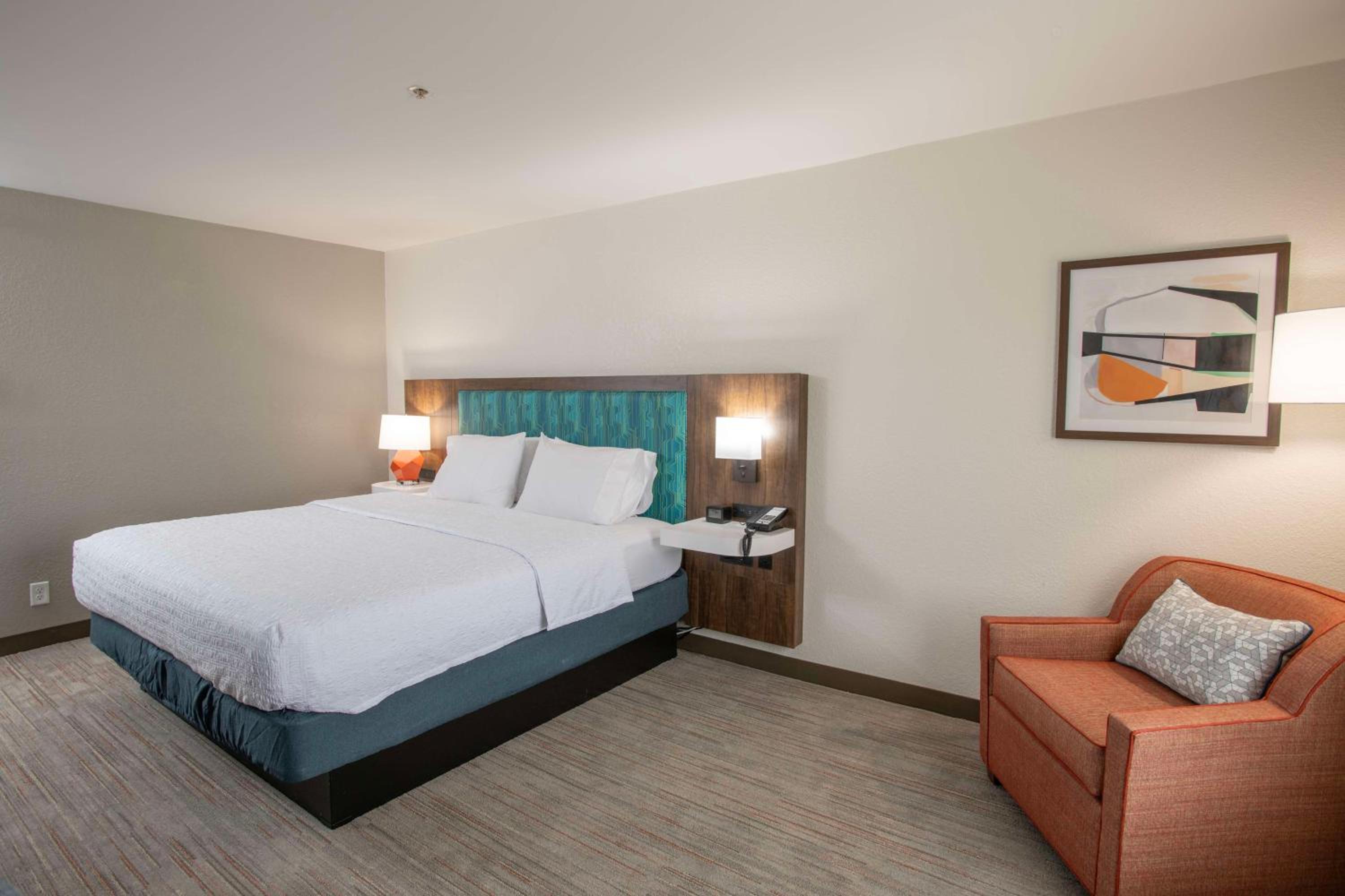 King Room - Non-Smoking - Photo 3