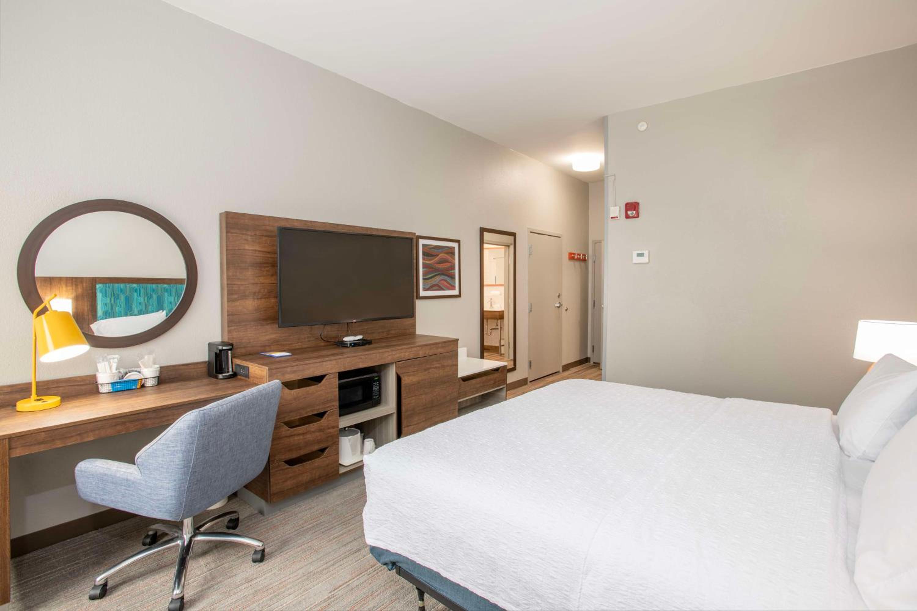 King Room with Roll-In Shower - Mobility and Hearing Access/Non-Smoking - Photo 2