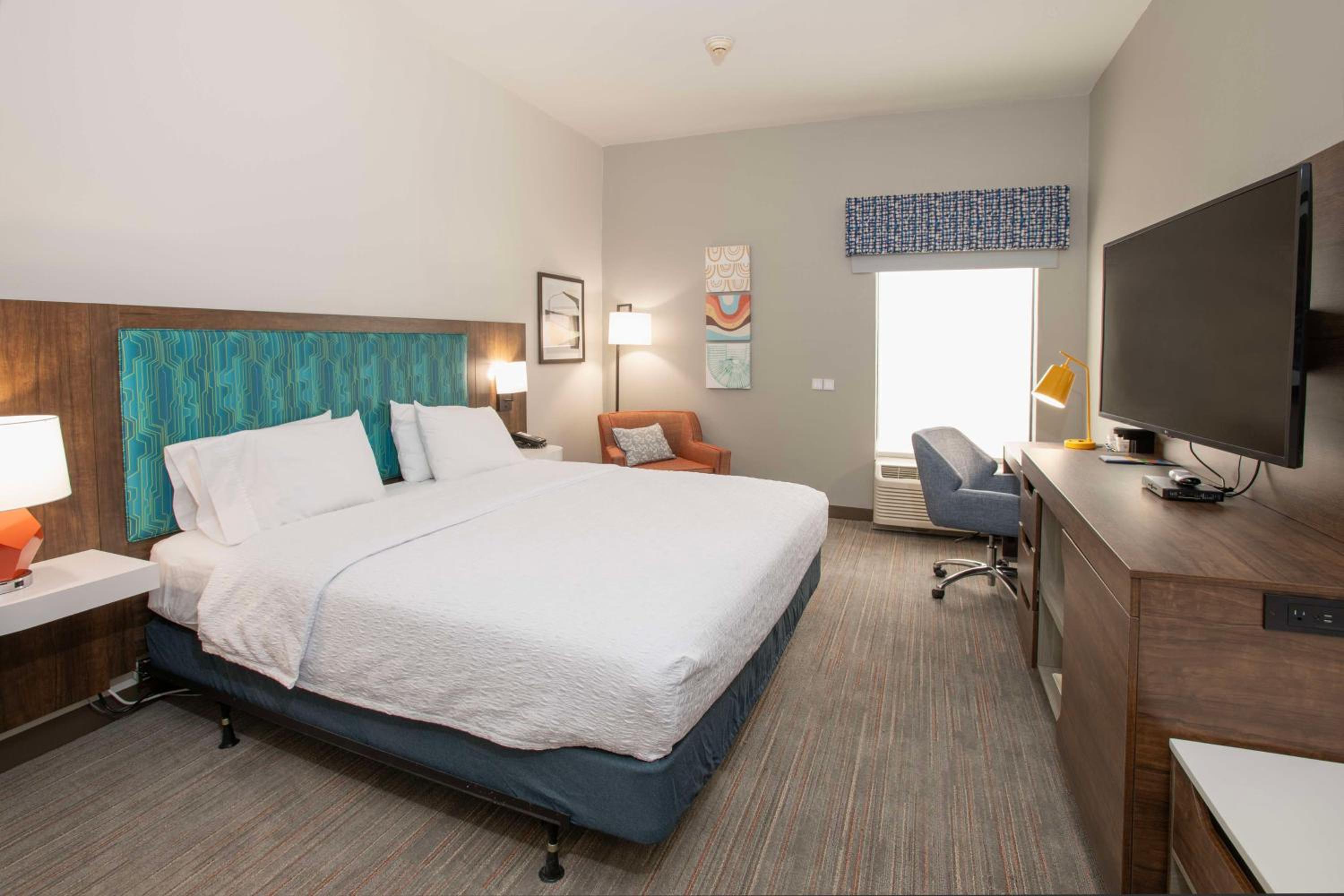 King Room with Roll-In Shower - Mobility and Hearing Access/Non-Smoking - Photo 4
