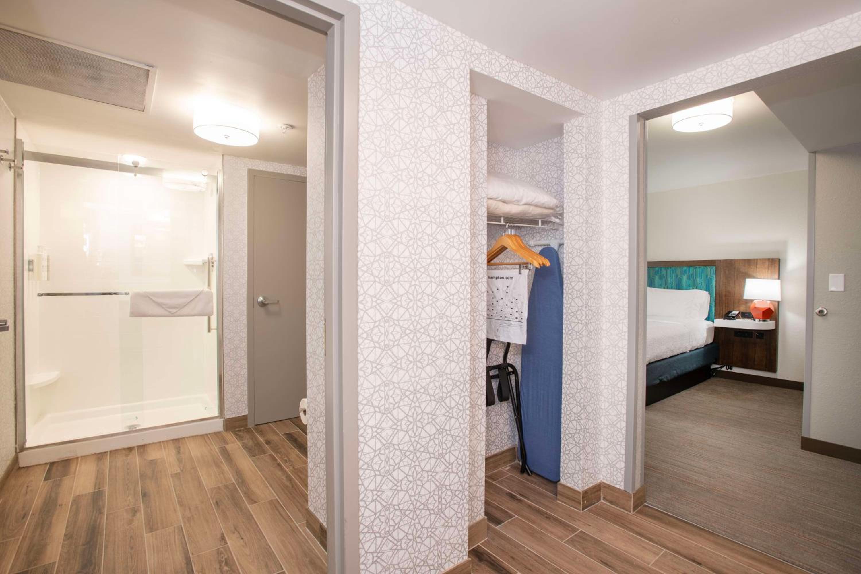 One-Bedroom Suite - Non-Smoking - Photo 4
