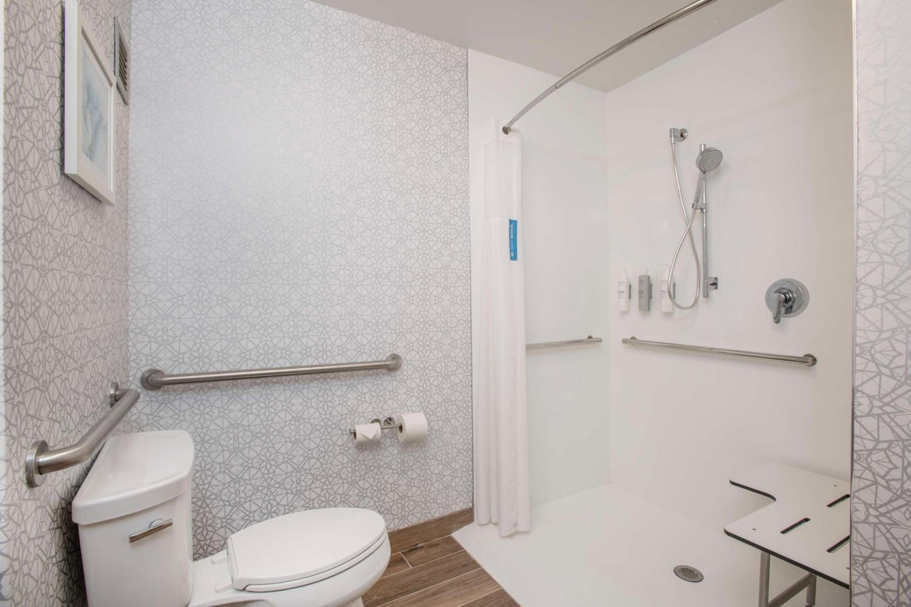 King Room with Roll-In Shower - Mobility and Hearing Access/Non-Smoking - Photo 3