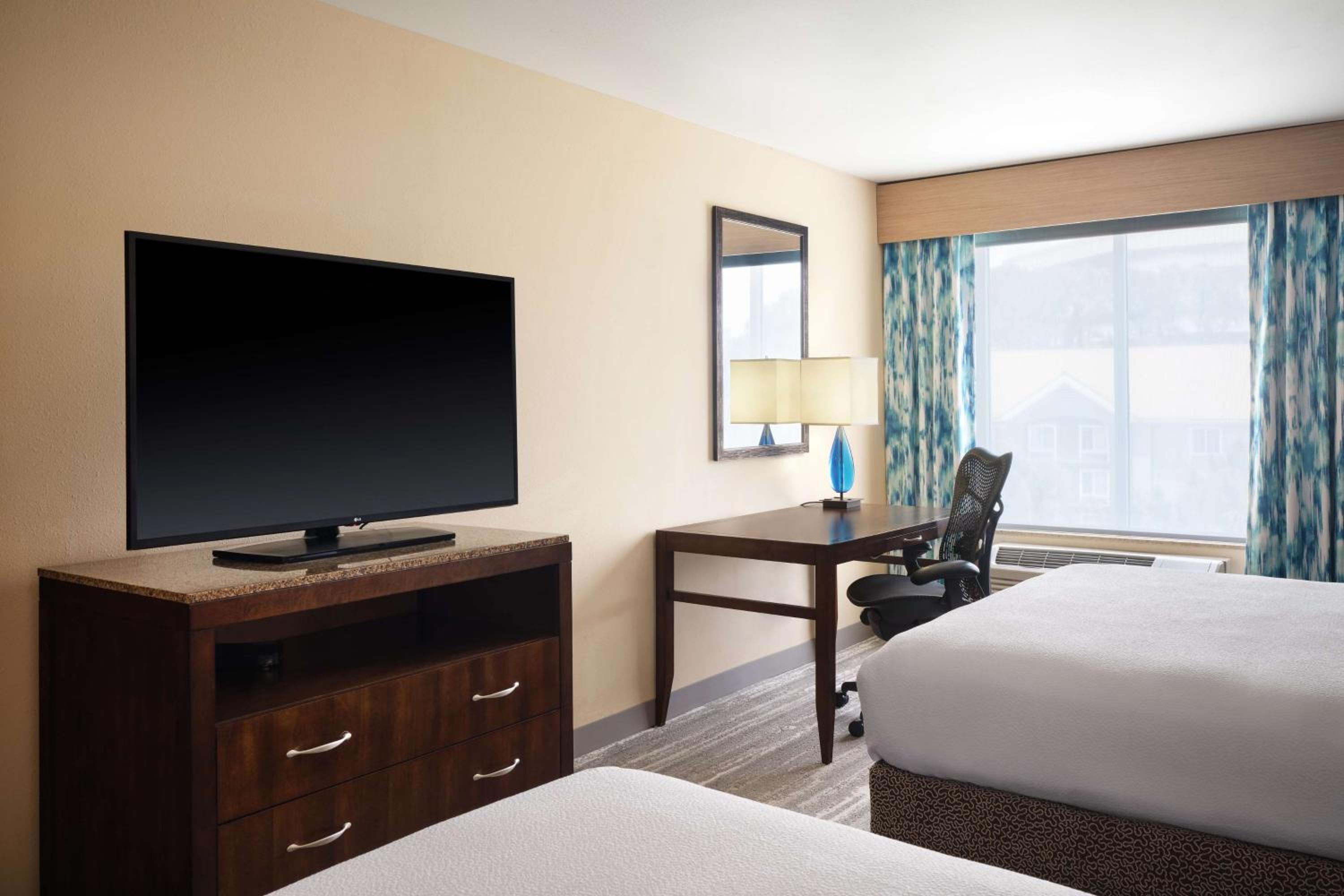 Queen Room with Two Queen Beds - Photo 4
