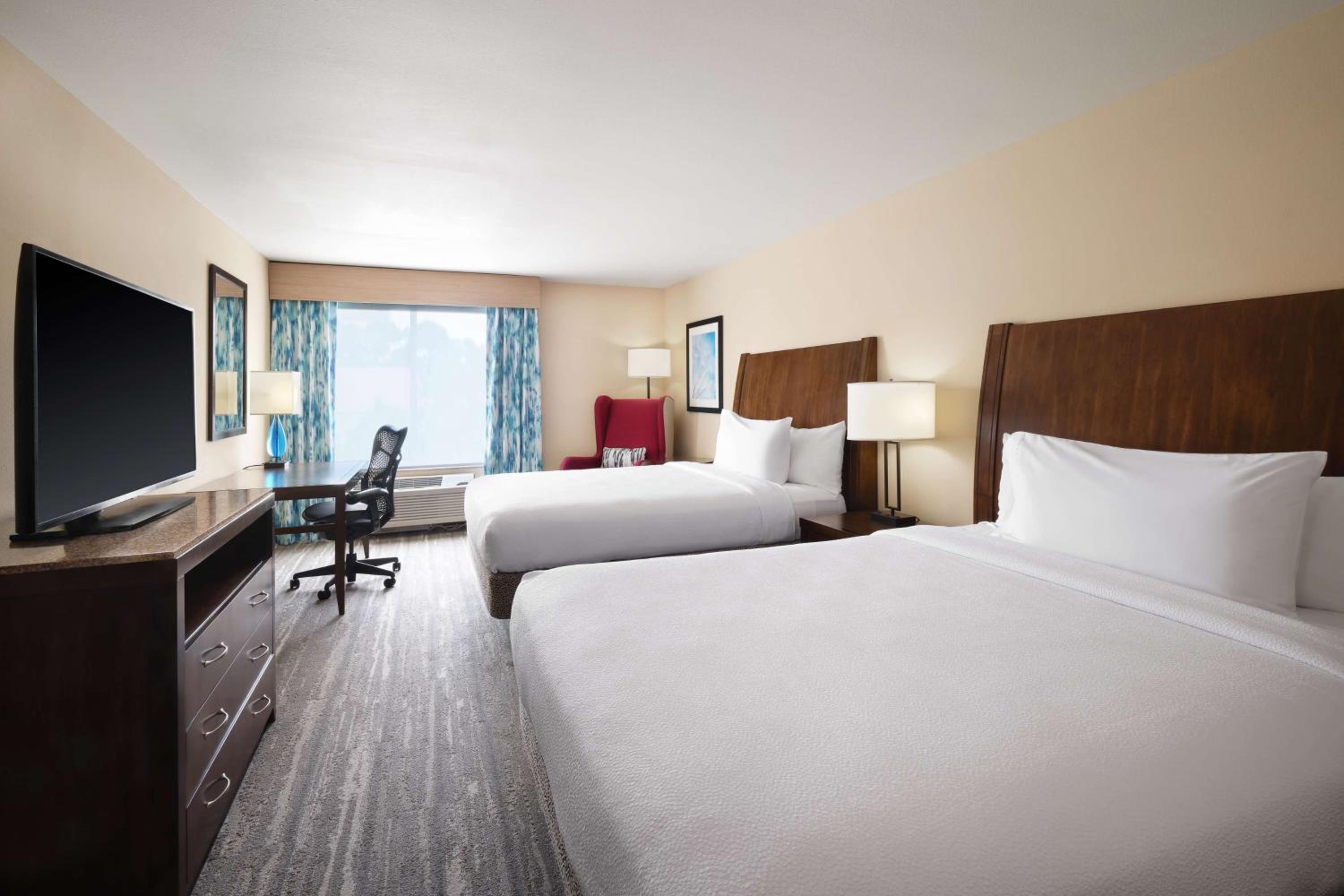 Queen Room with Two Queen Beds - Photo 3
