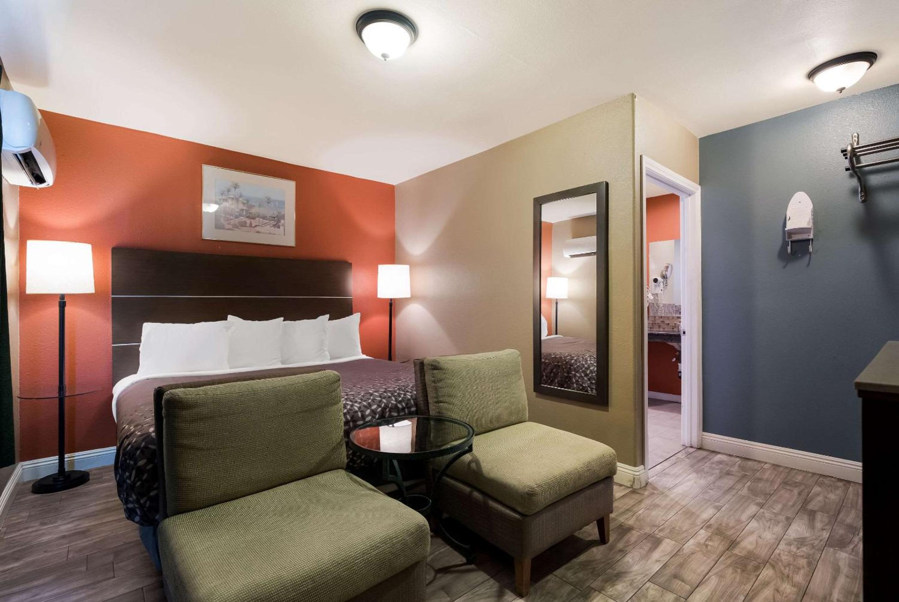 Standard King Room - Non-Smoking  - Photo 1