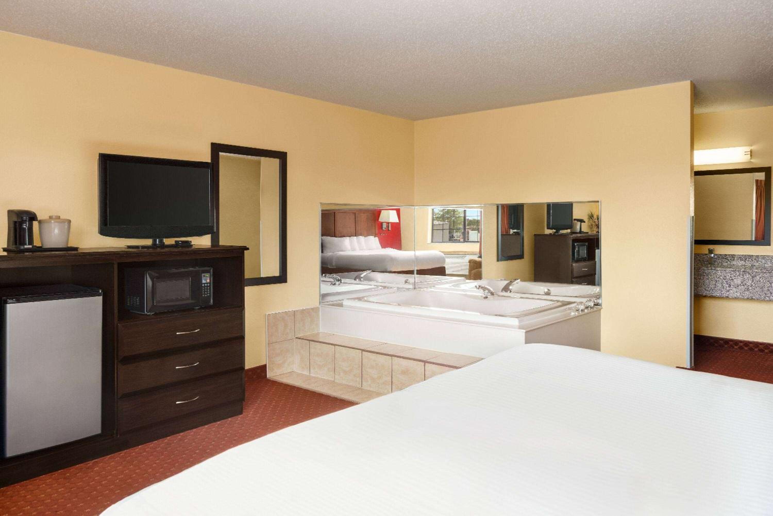 King Suite with Jetted Tub - Non-Smoking - Photo 1
