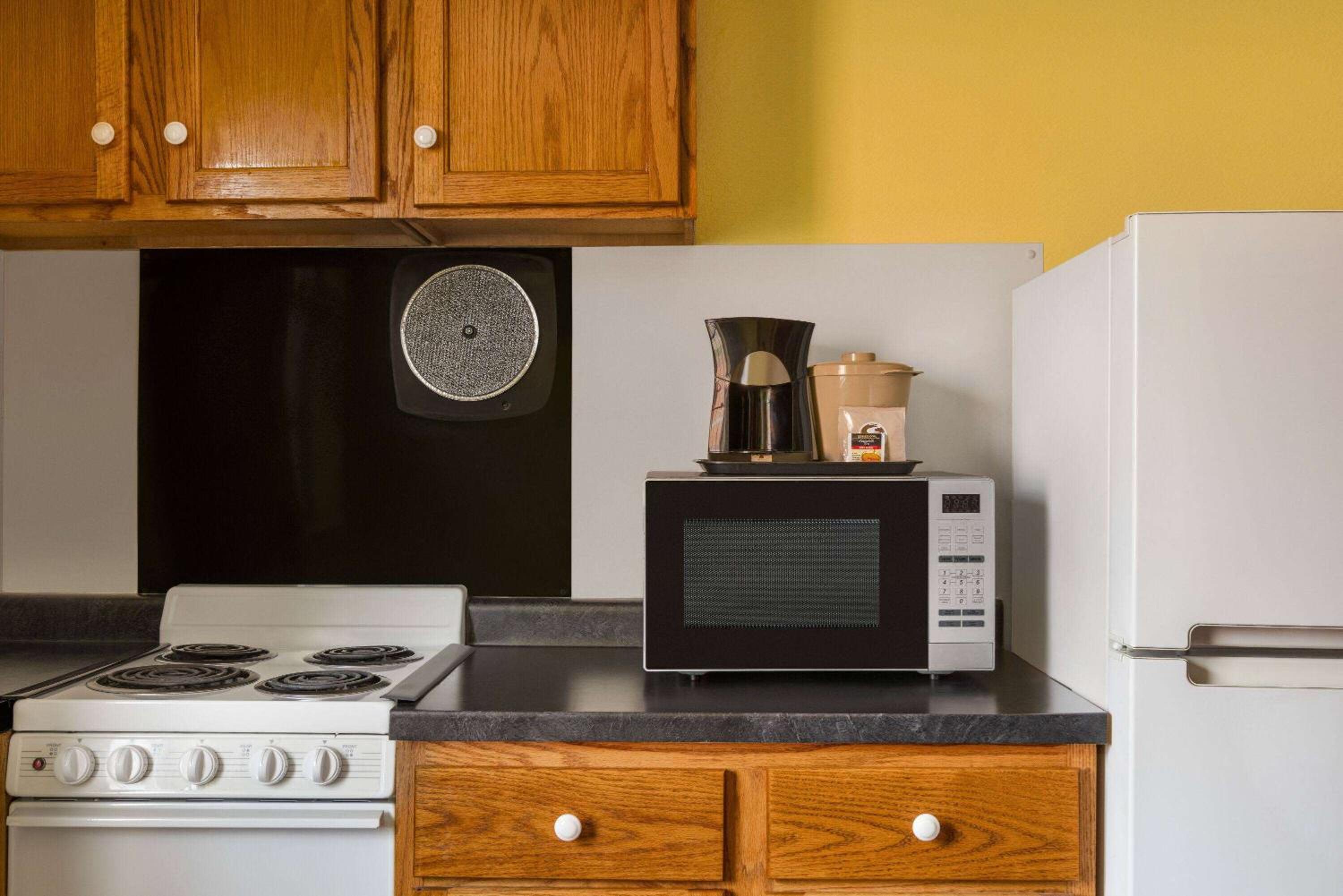 Queen Room with Kitchenette - Non-Smoking photo 2