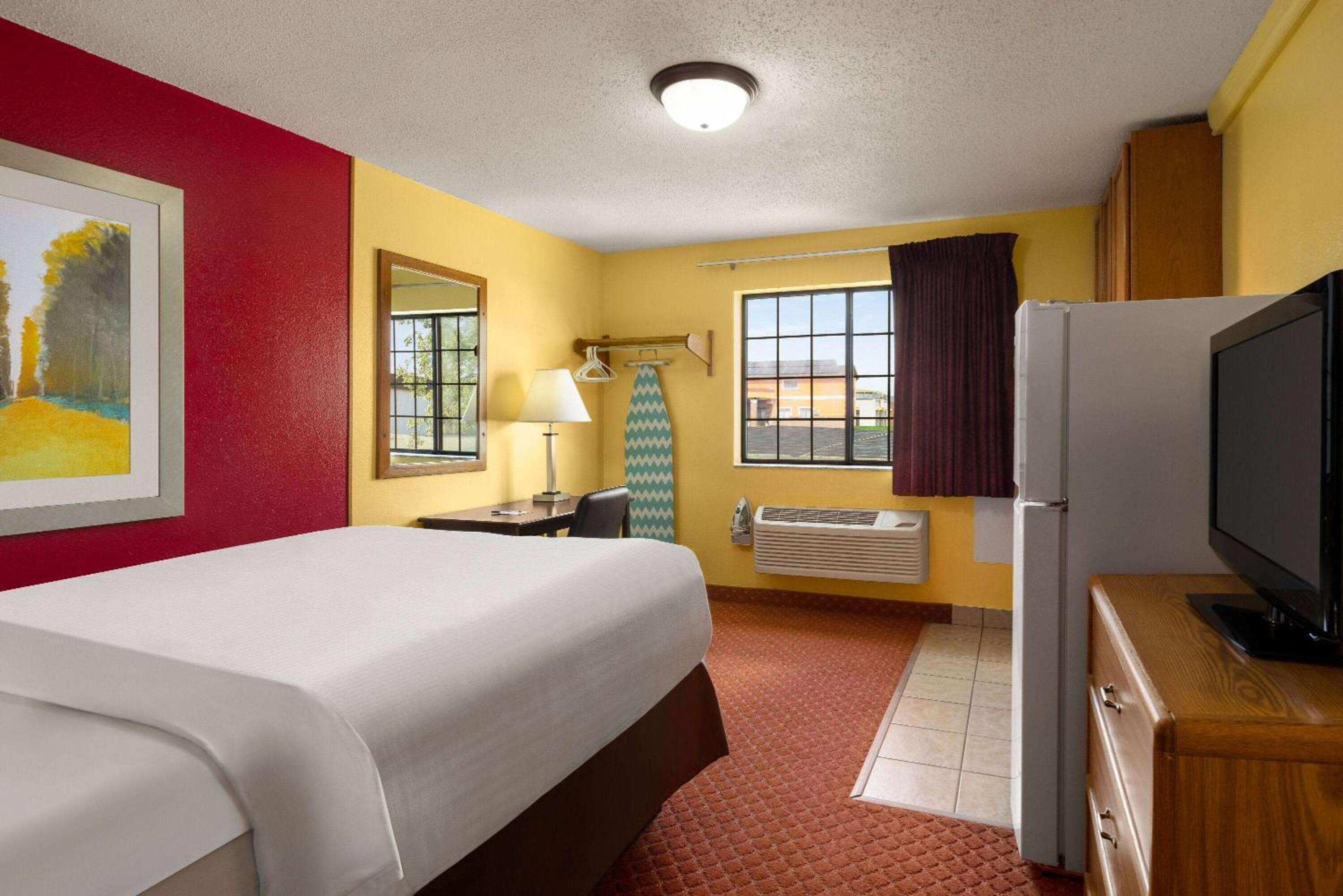 Queen Room with Kitchenette - Non-Smoking photo 1