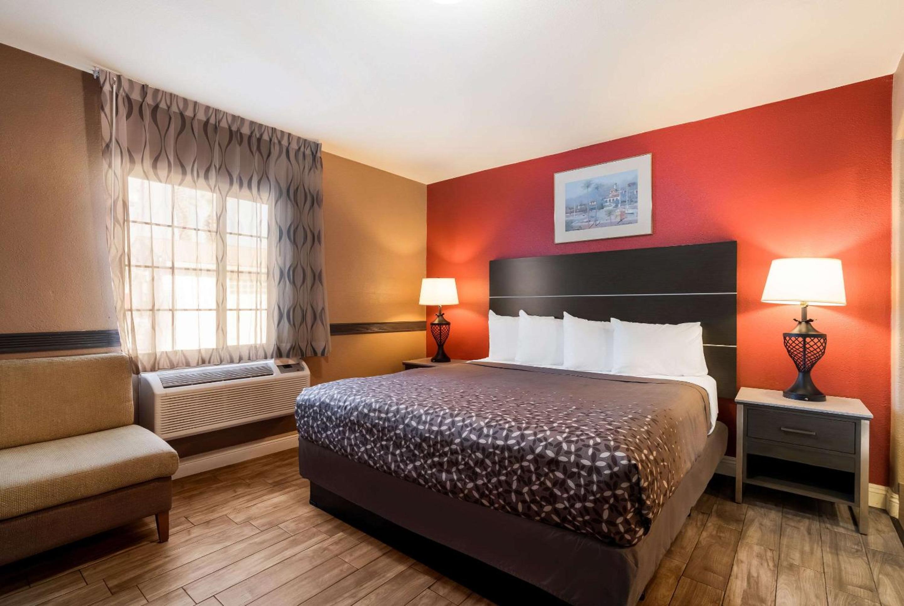 Standard King Room - Non-Smoking  - Photo 2
