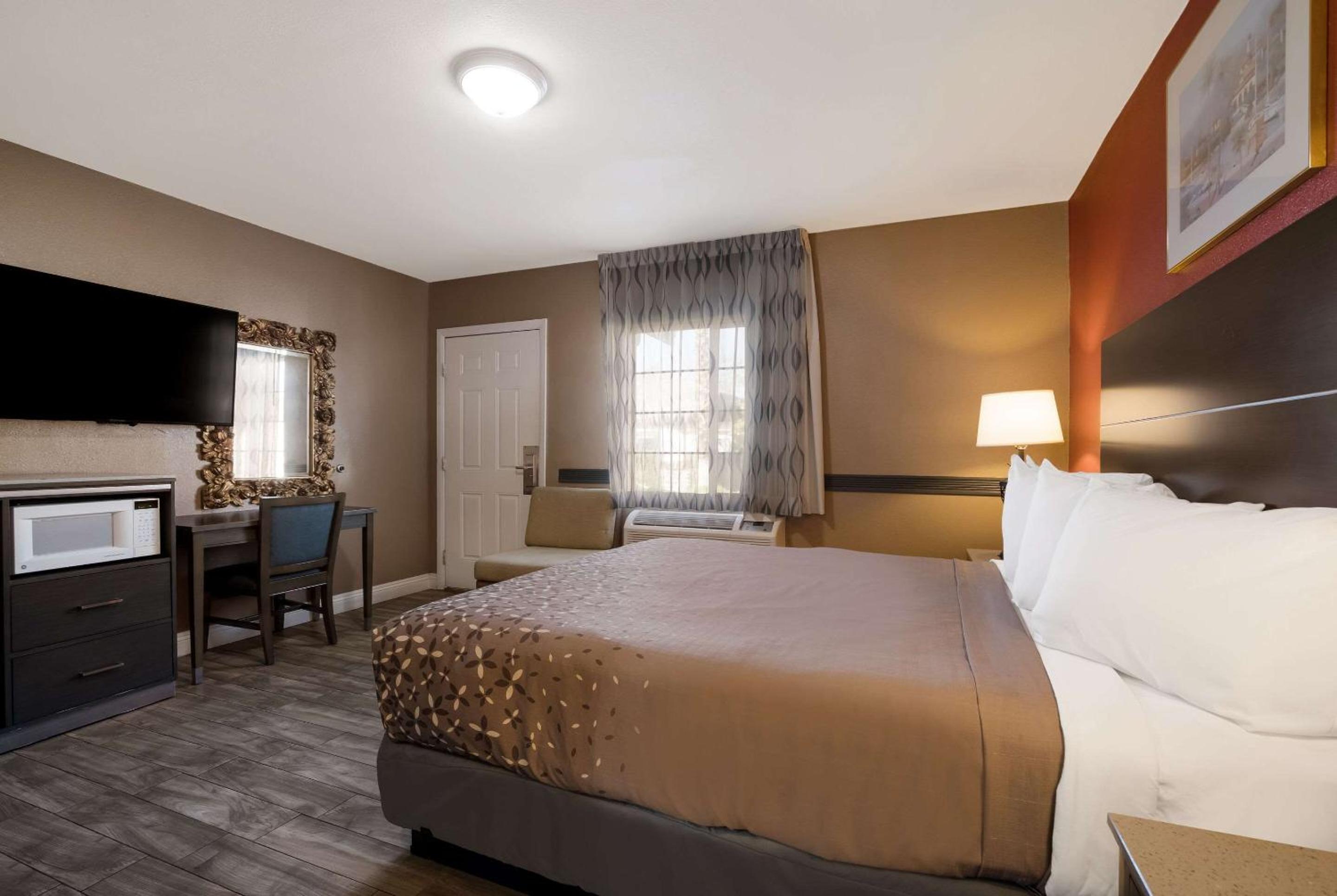 Standard King Room - Non-Smoking  - Photo 6
