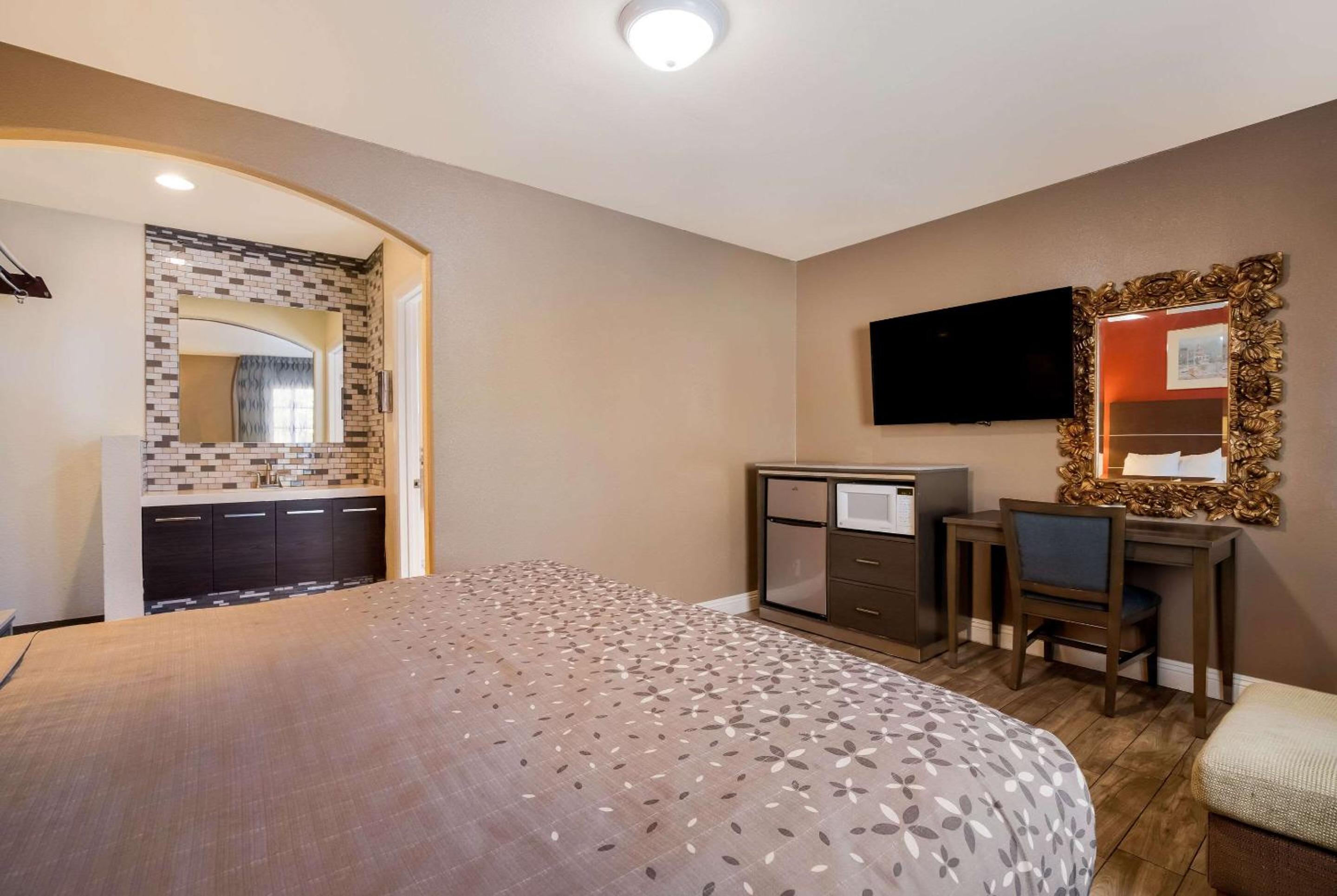 Standard King Room - Non-Smoking  - Photo 7