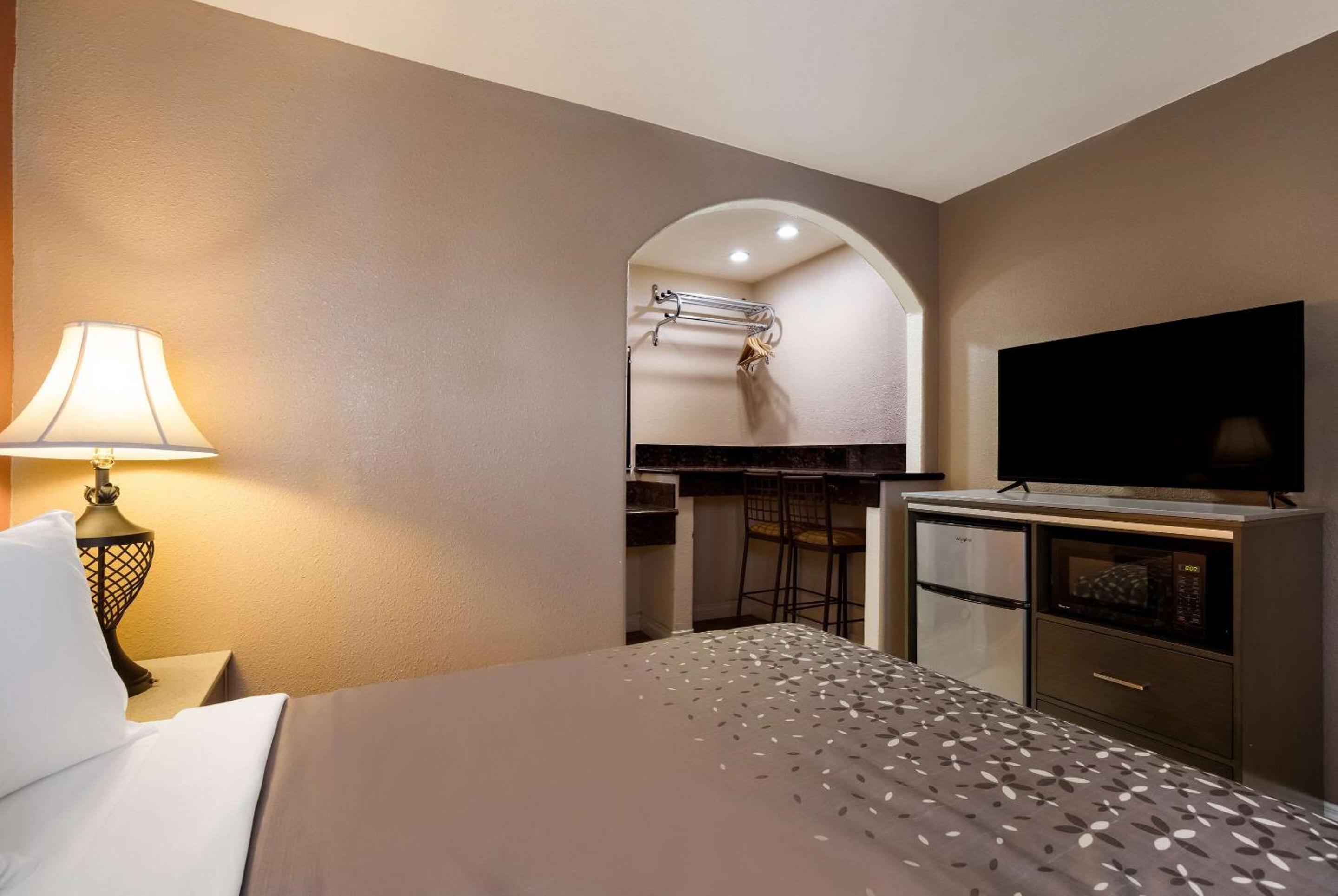 Queen Room - Non-Smoking - Photo 4