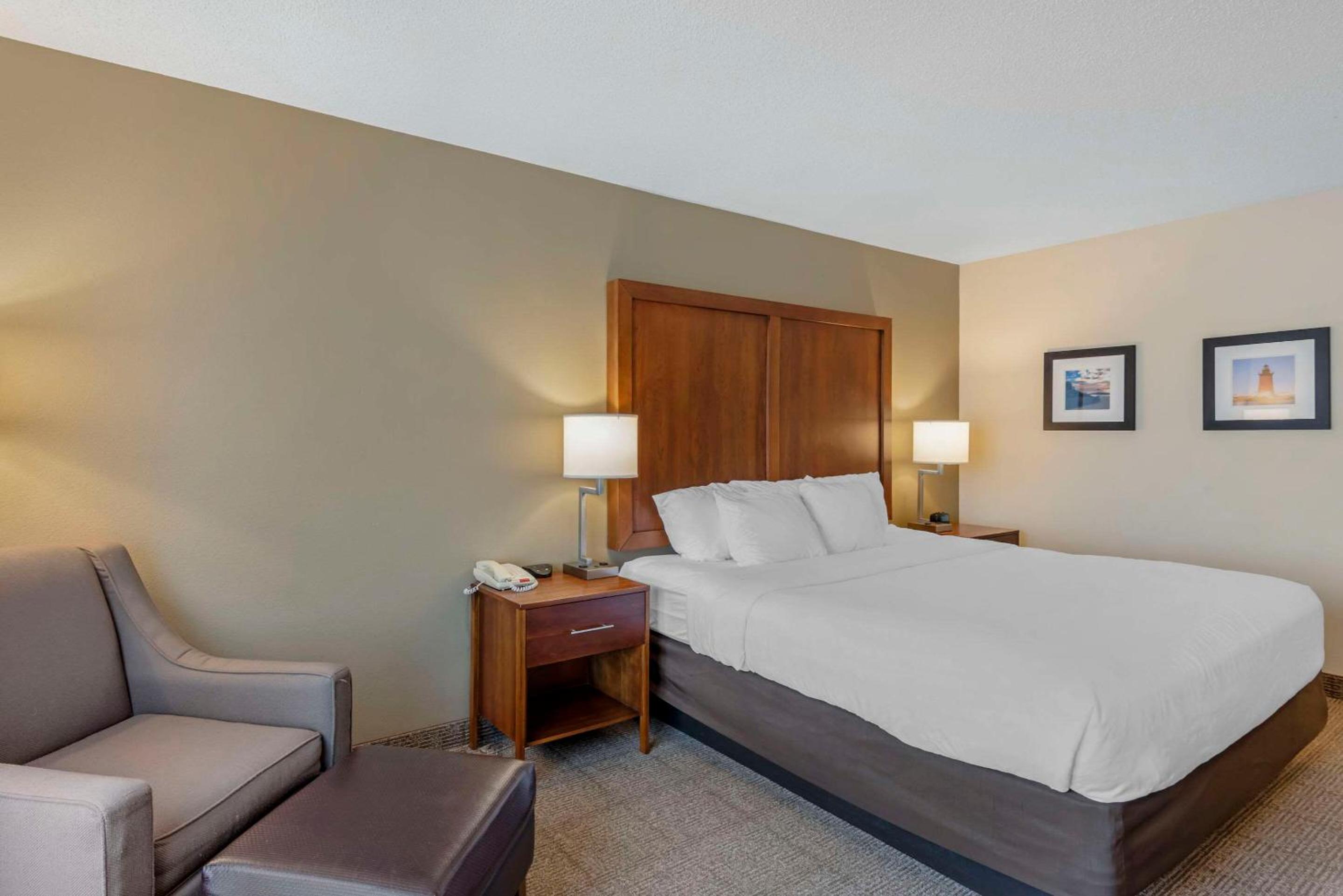 King Room - Non-Smoking - Photo 3