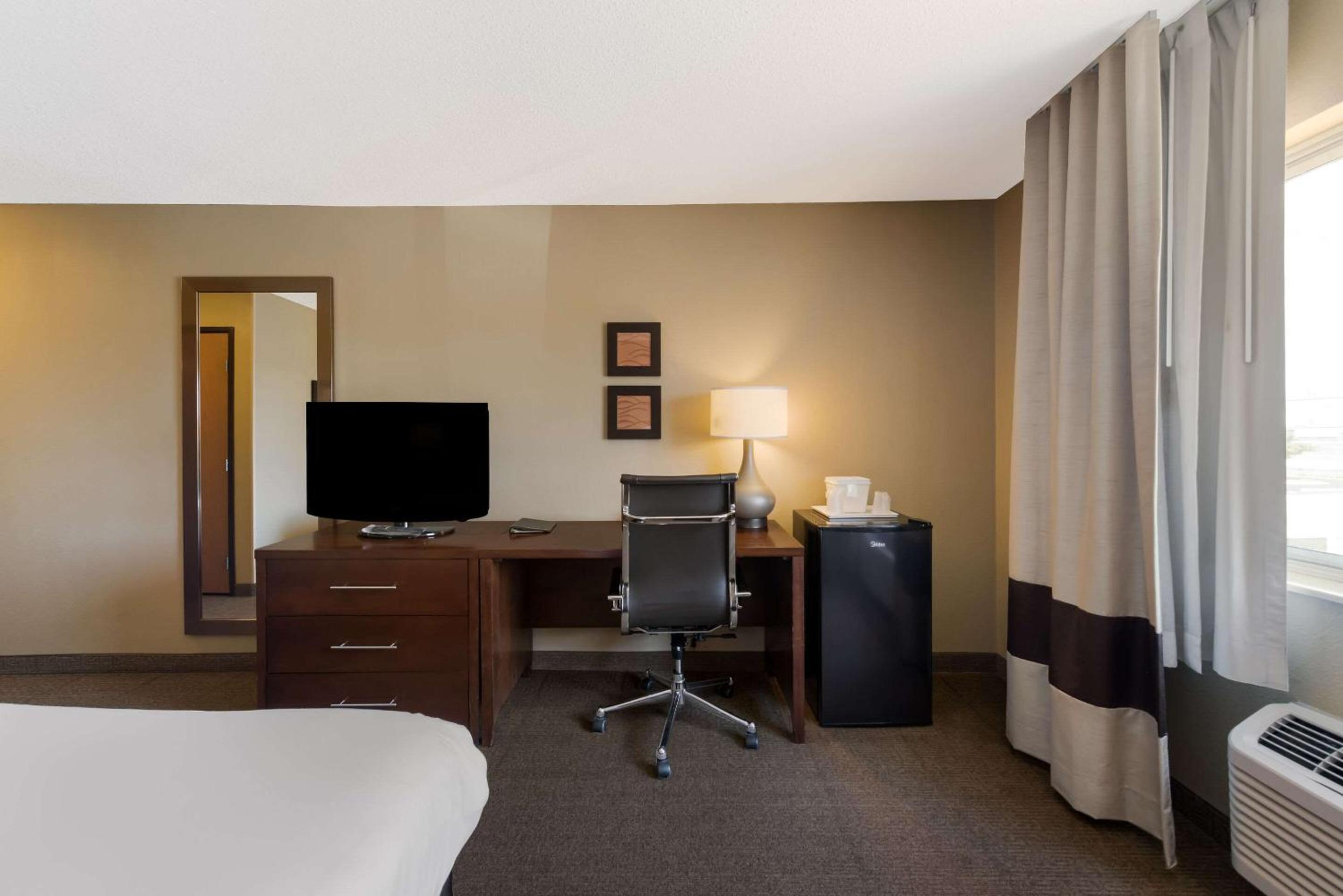King Room - Non-Smoking - Photo 1