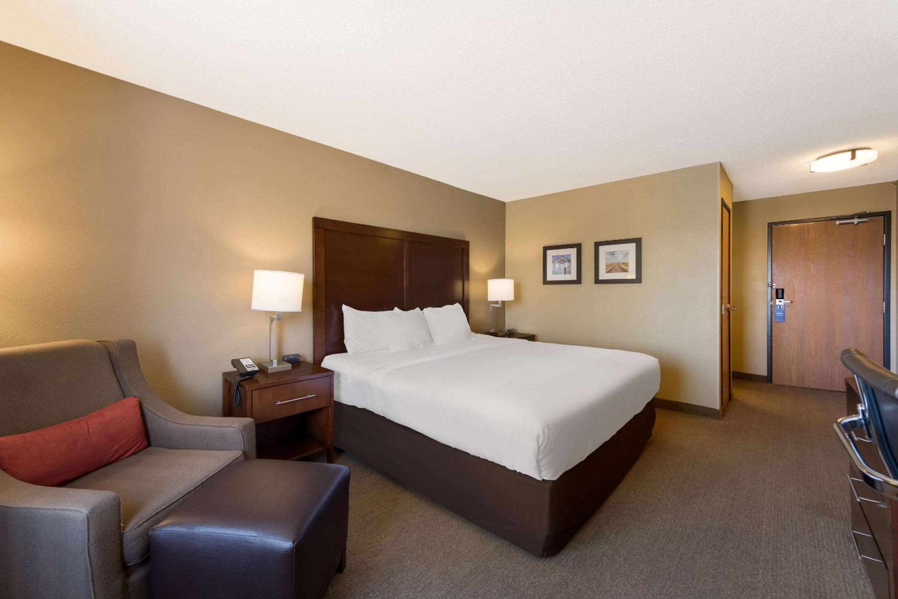King Room - Non-Smoking - Photo 4