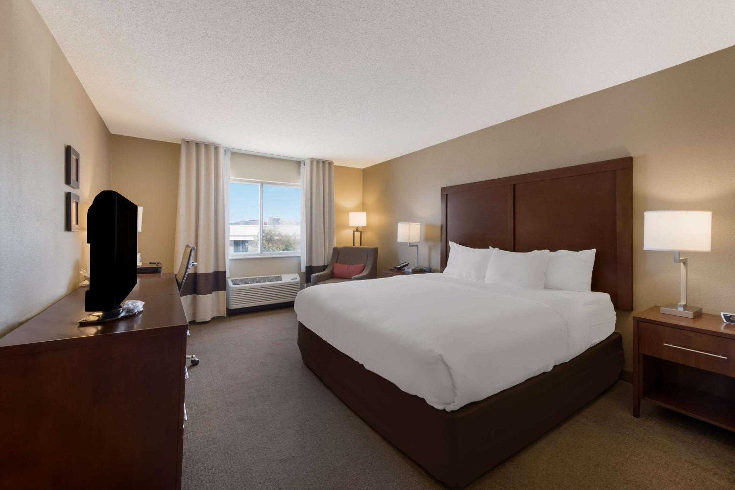 King Room - Non-Smoking - Photo 3