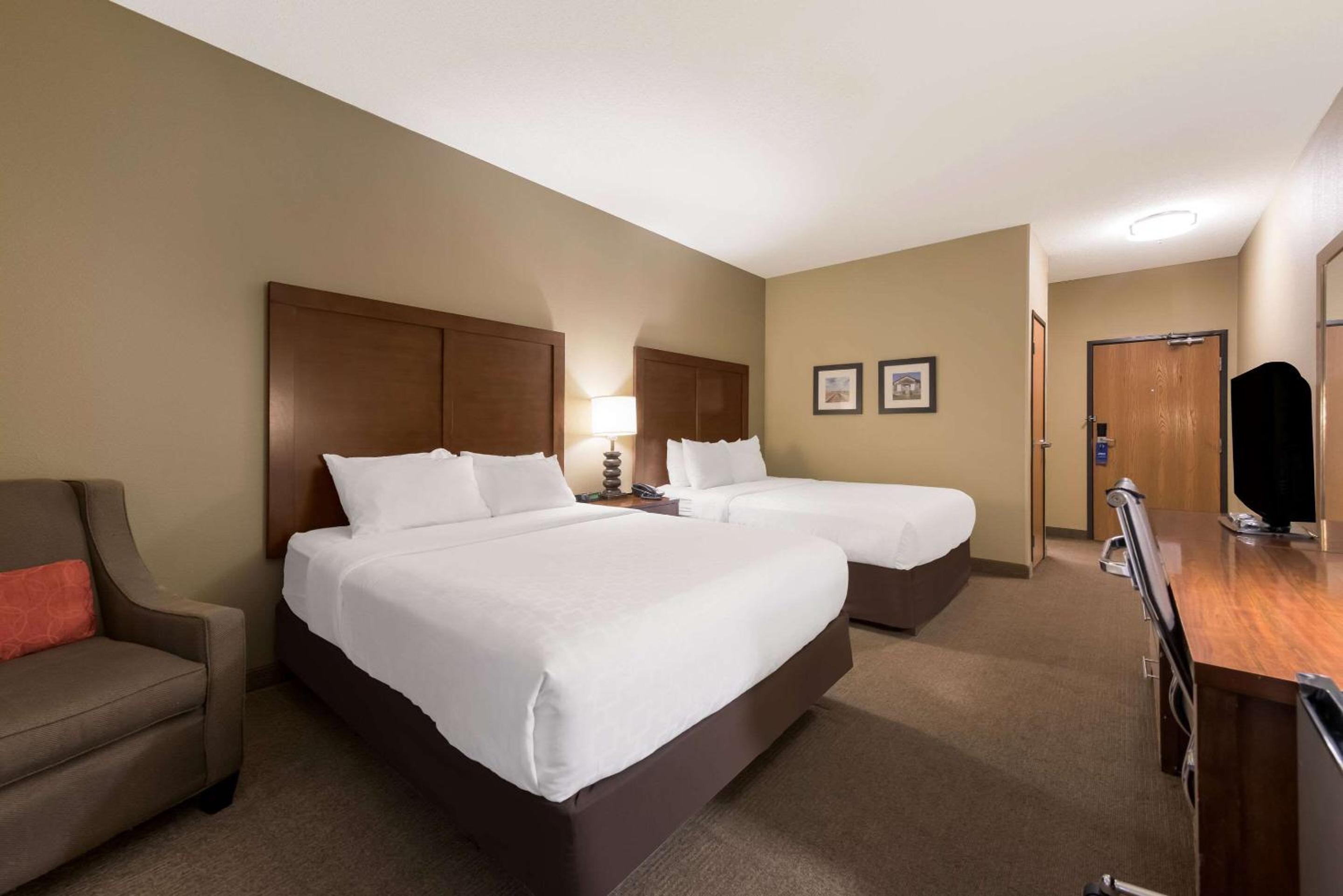 Queen Room with Two Queen Beds - Non-Smoking - Photo 1