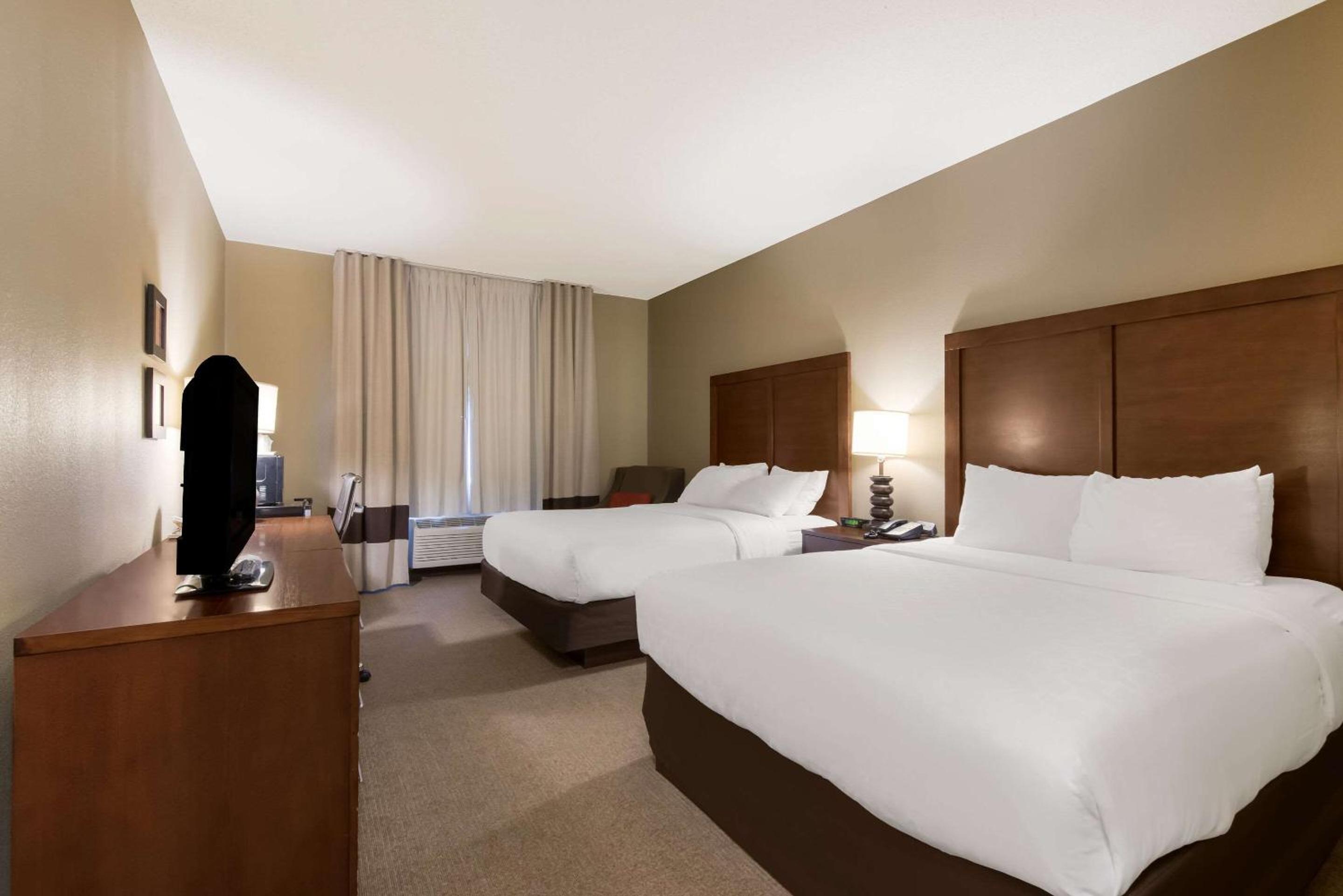 Queen Room with Two Queen Beds - Non-Smoking - Photo 4