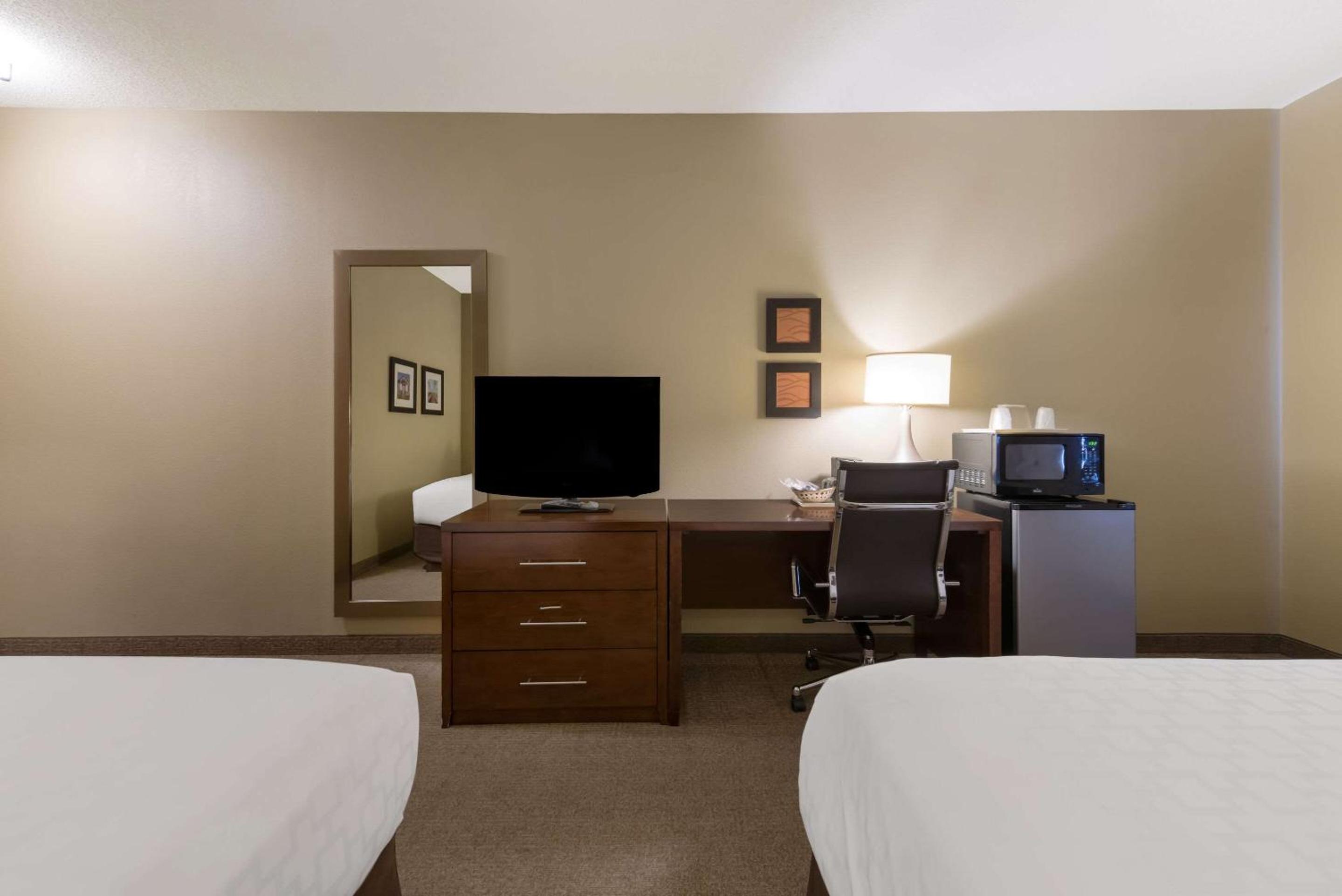 Queen Room with Two Queen Beds - Non-Smoking - Photo 3