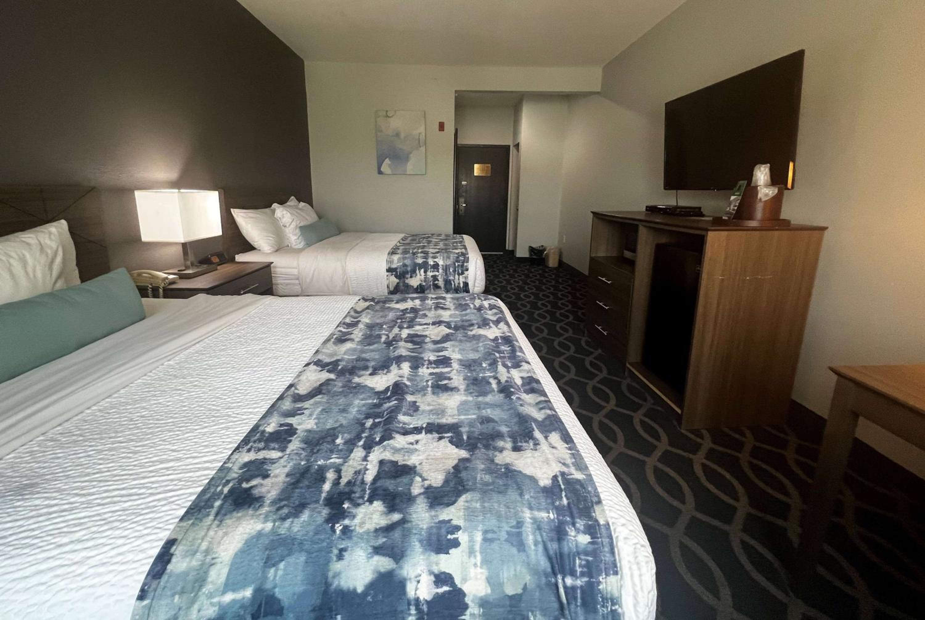 Queen Room with Two Queen Beds with Hearing Accessible Roll-In Shower - Non-Smoking - Photo 1