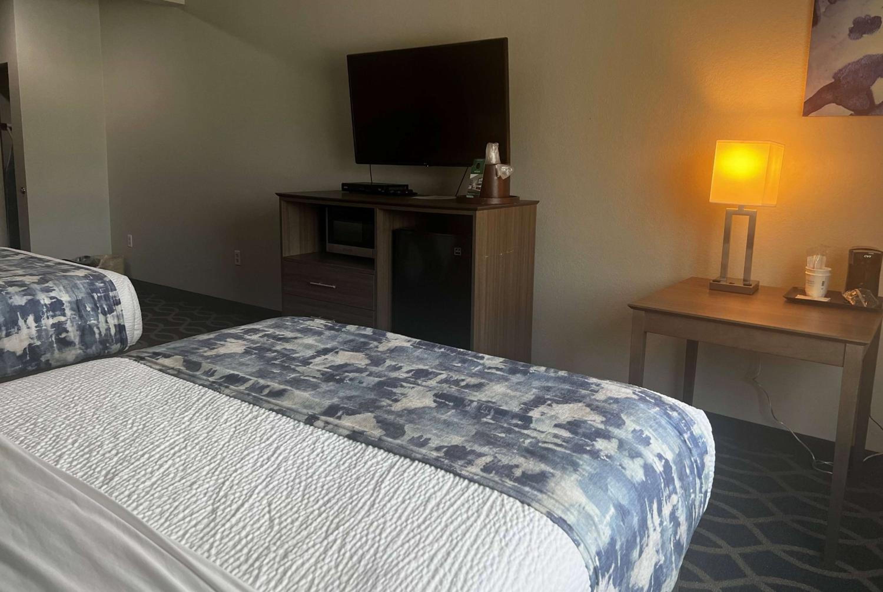 Queen Room with Two Queen Beds - Non-Smoking - Photo 1