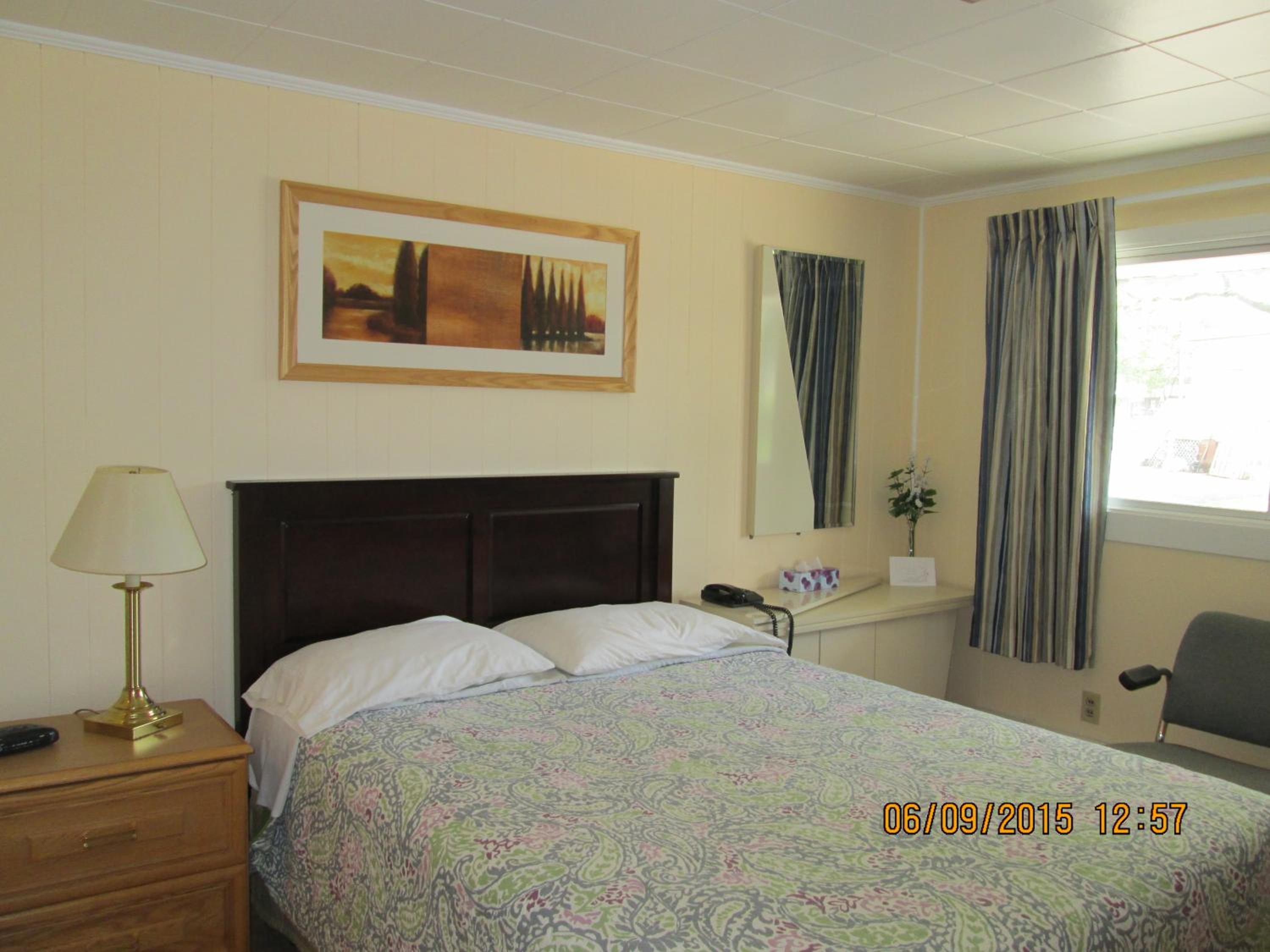 Queen Room With Single Bed