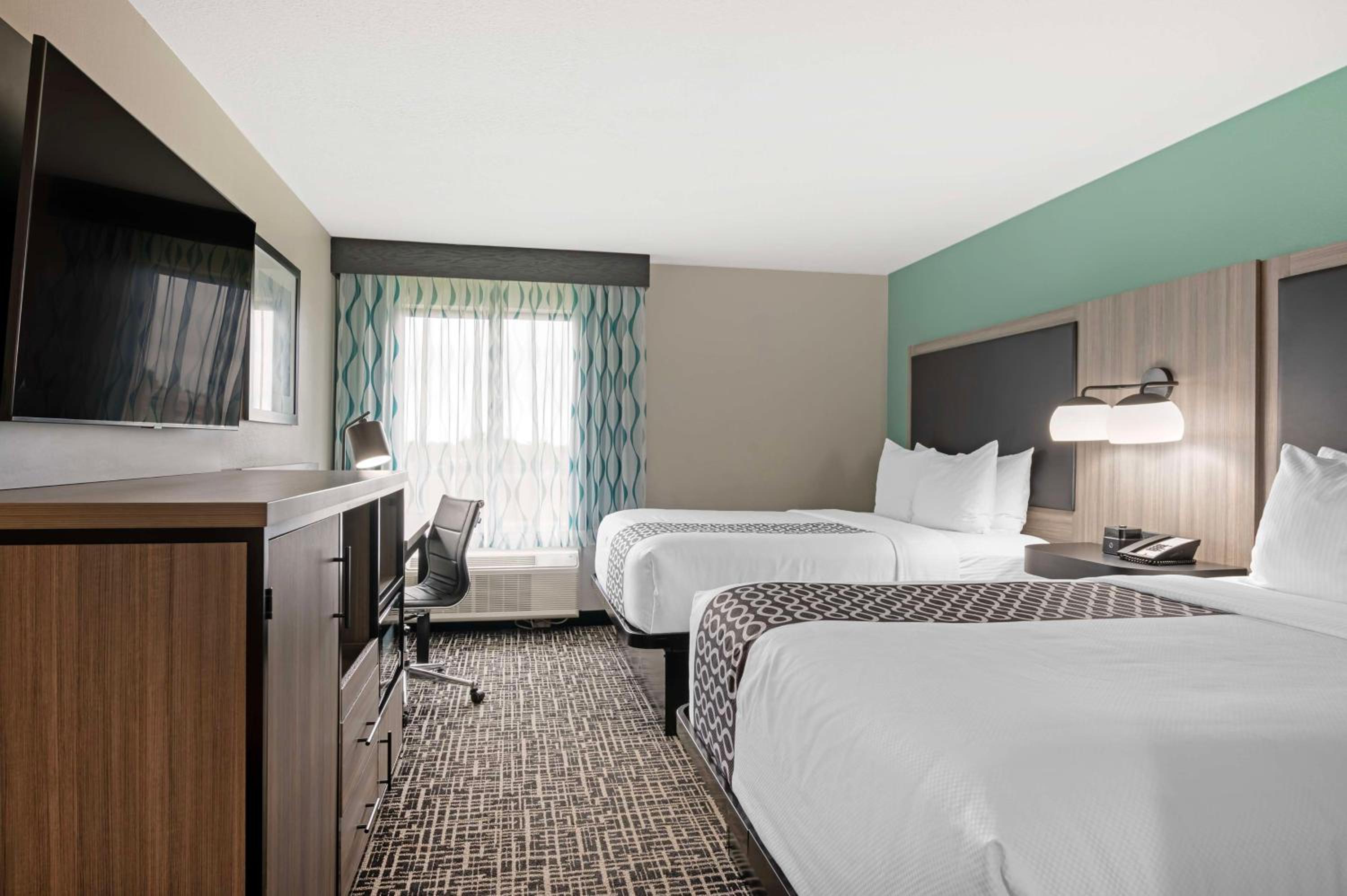Queen Room with Two Queen Beds - Non-Smoking - Photo 1