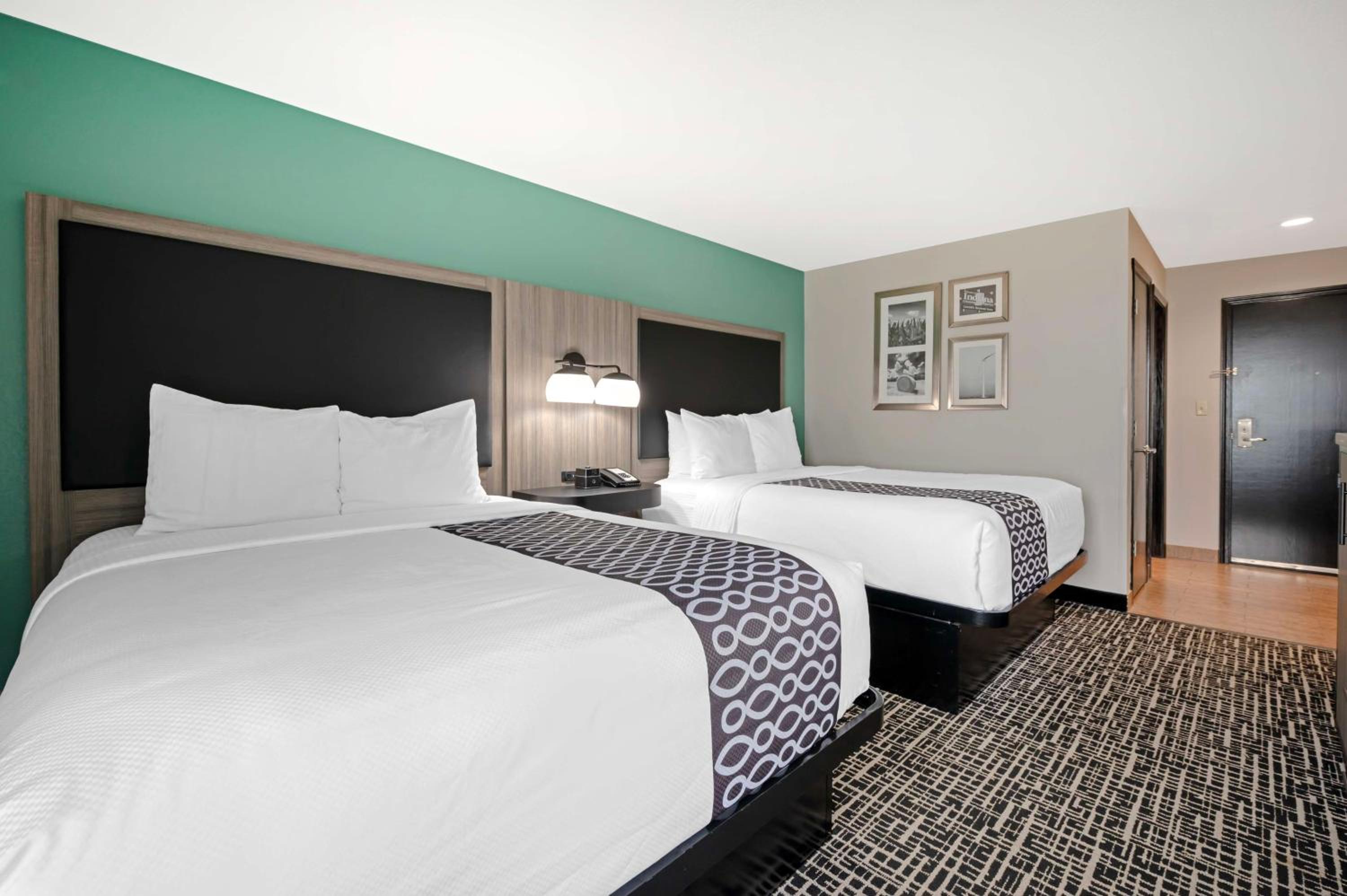 Queen Room with Two Queen Beds - Non-Smoking - Photo 2