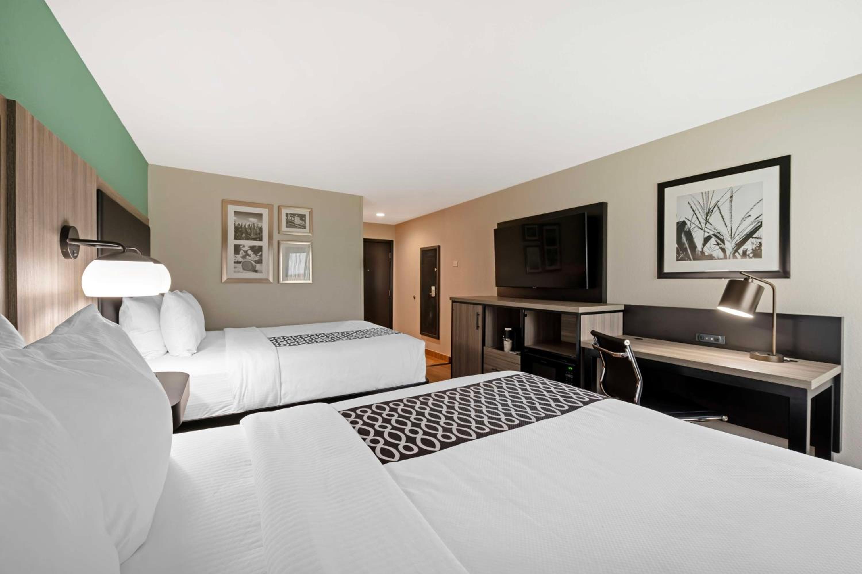 Queen Room with Two Queen Beds - Non-Smoking/Pet-Friendly - Photo 4