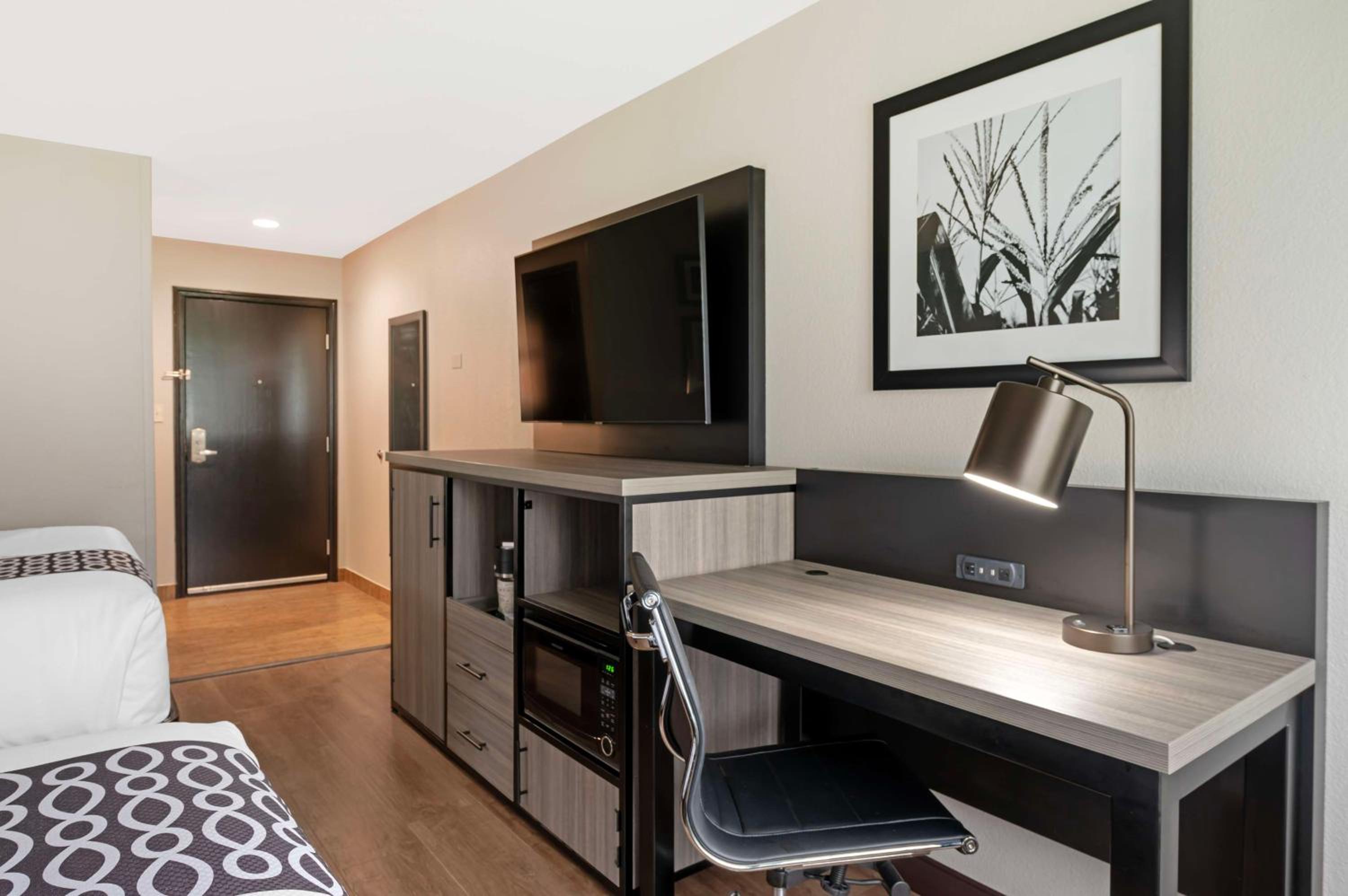 Queen Room with Two Queen Beds - Non-Smoking/Pet-Friendly - Photo 2