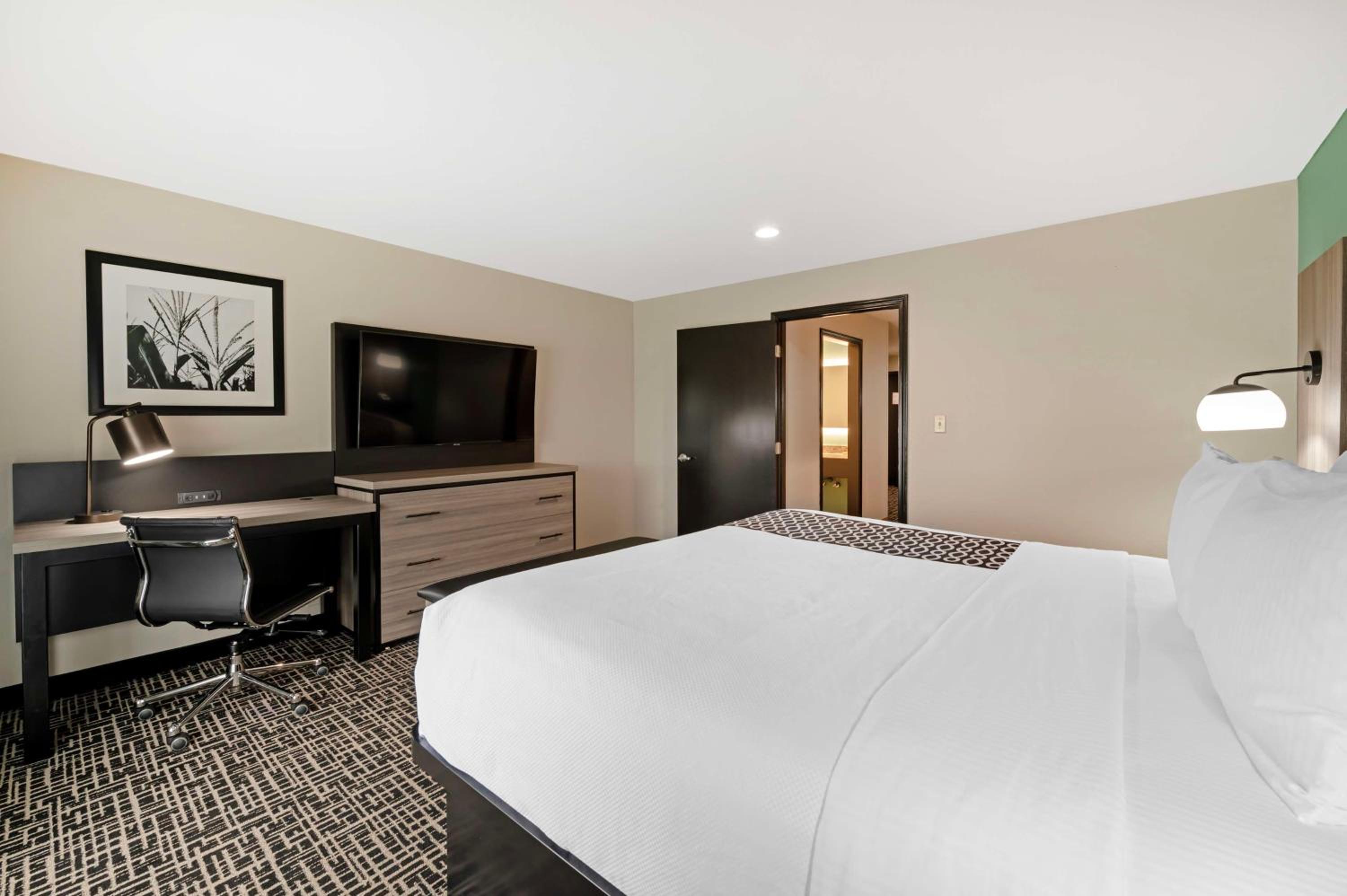 Two-Bedrooms King Suite - Photo 4
