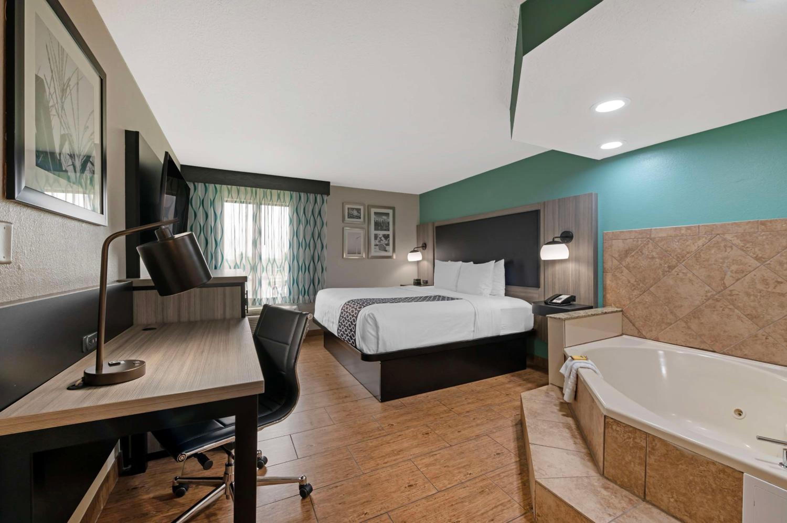 King Suite with Whirlpool - Non-Smoking - Photo 1
