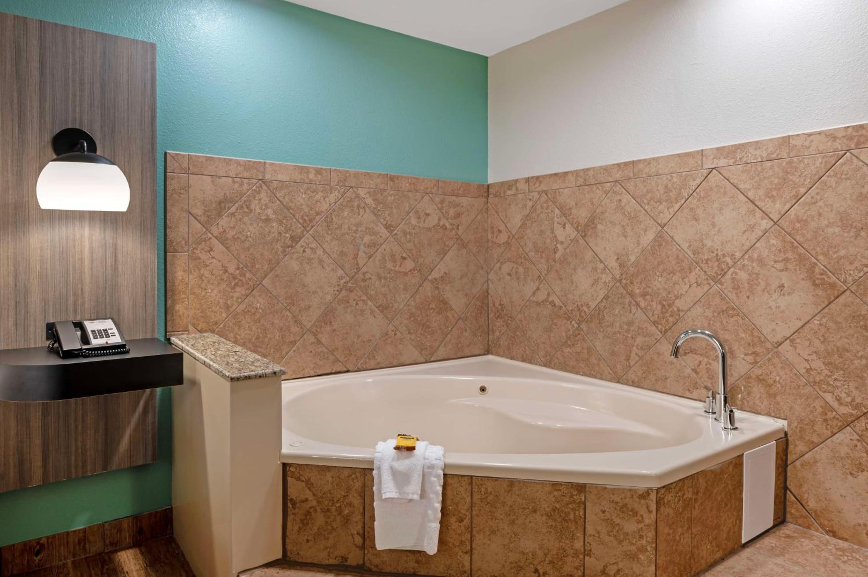 King Suite with Whirlpool - Non-Smoking - Photo 2