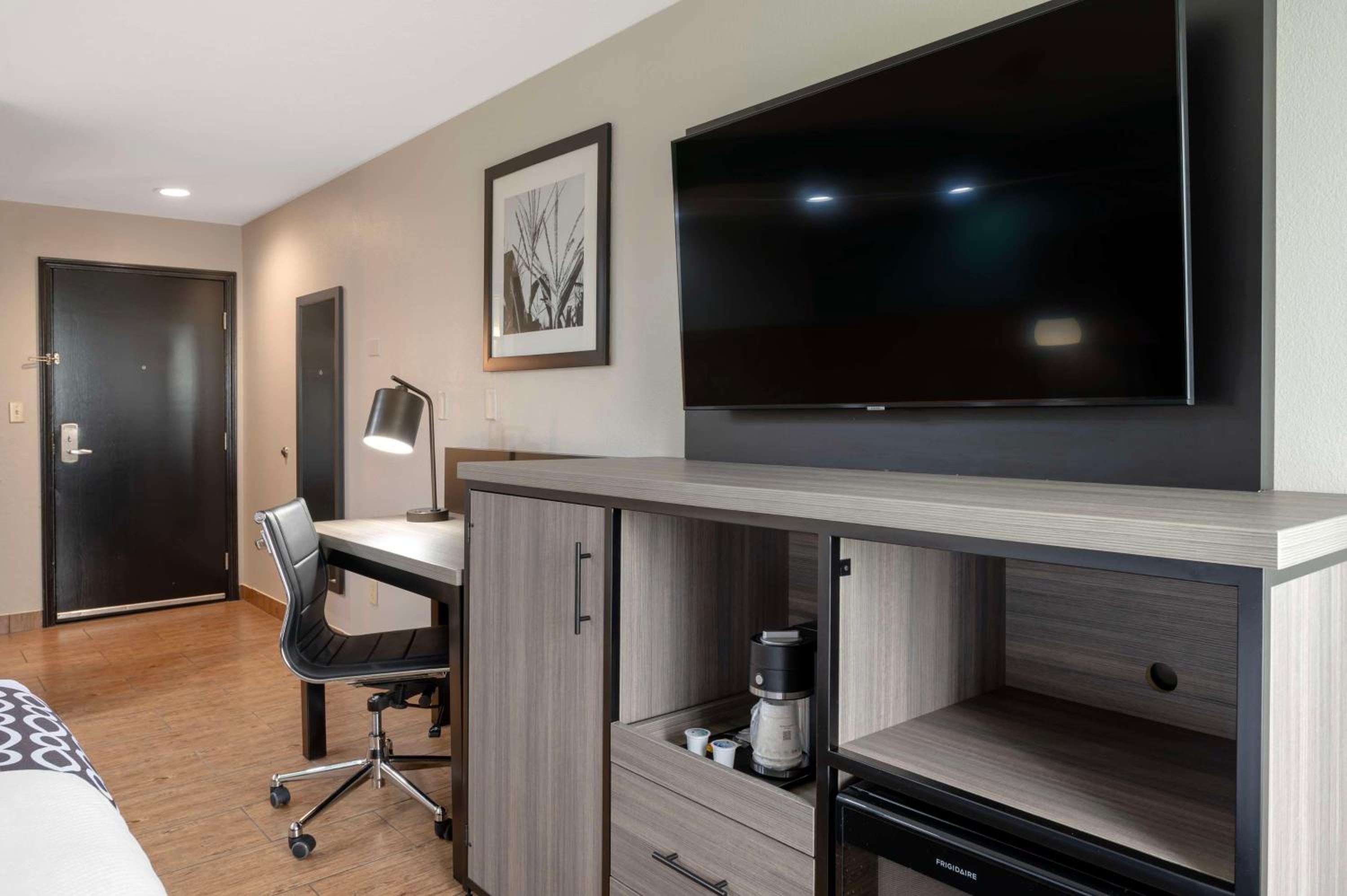 King Suite with Whirlpool - Non-Smoking - Photo 3
