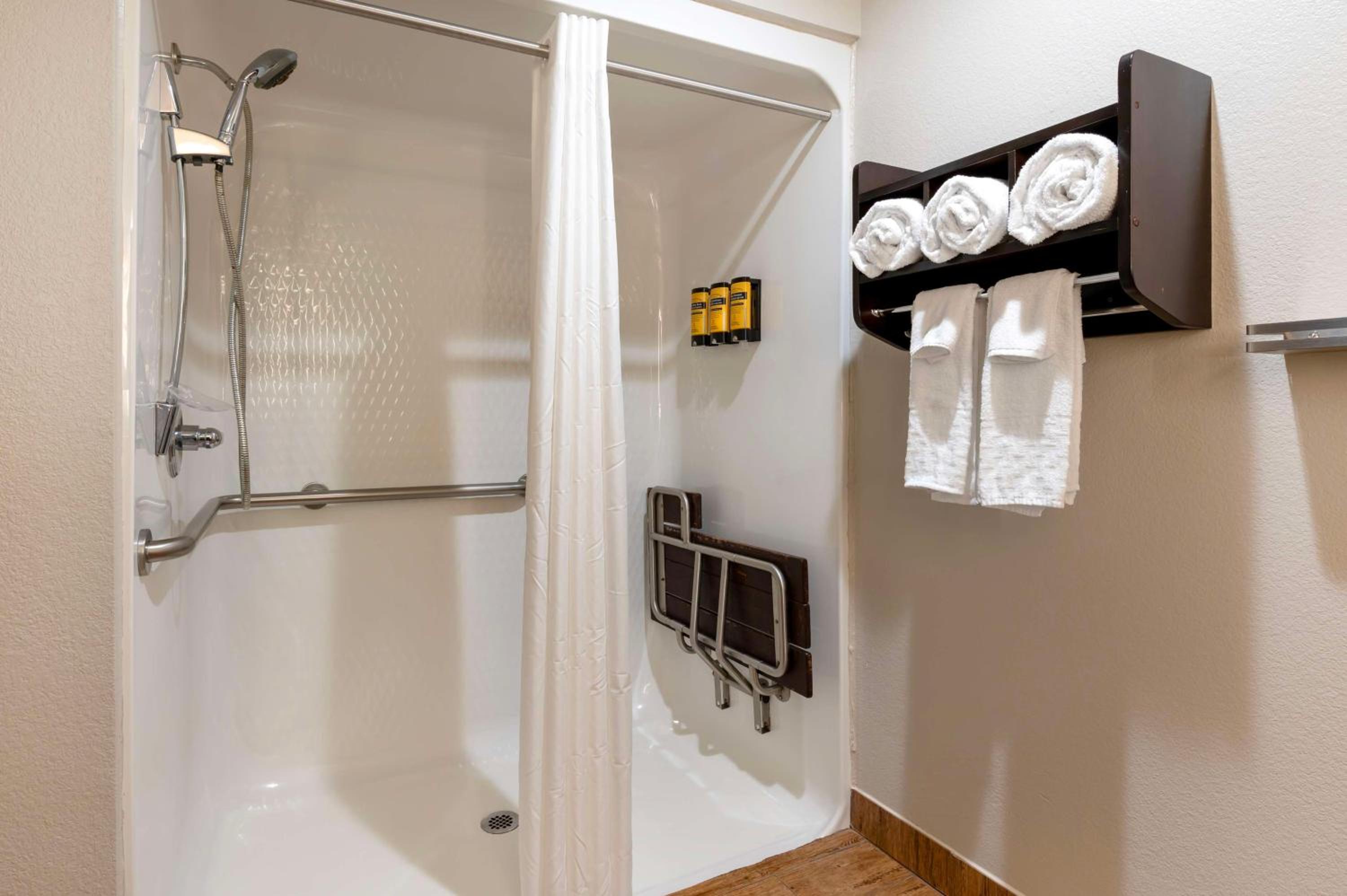 Queen Room with Two Queen Beds and Roll-In Shower - Disability Access - Photo 4