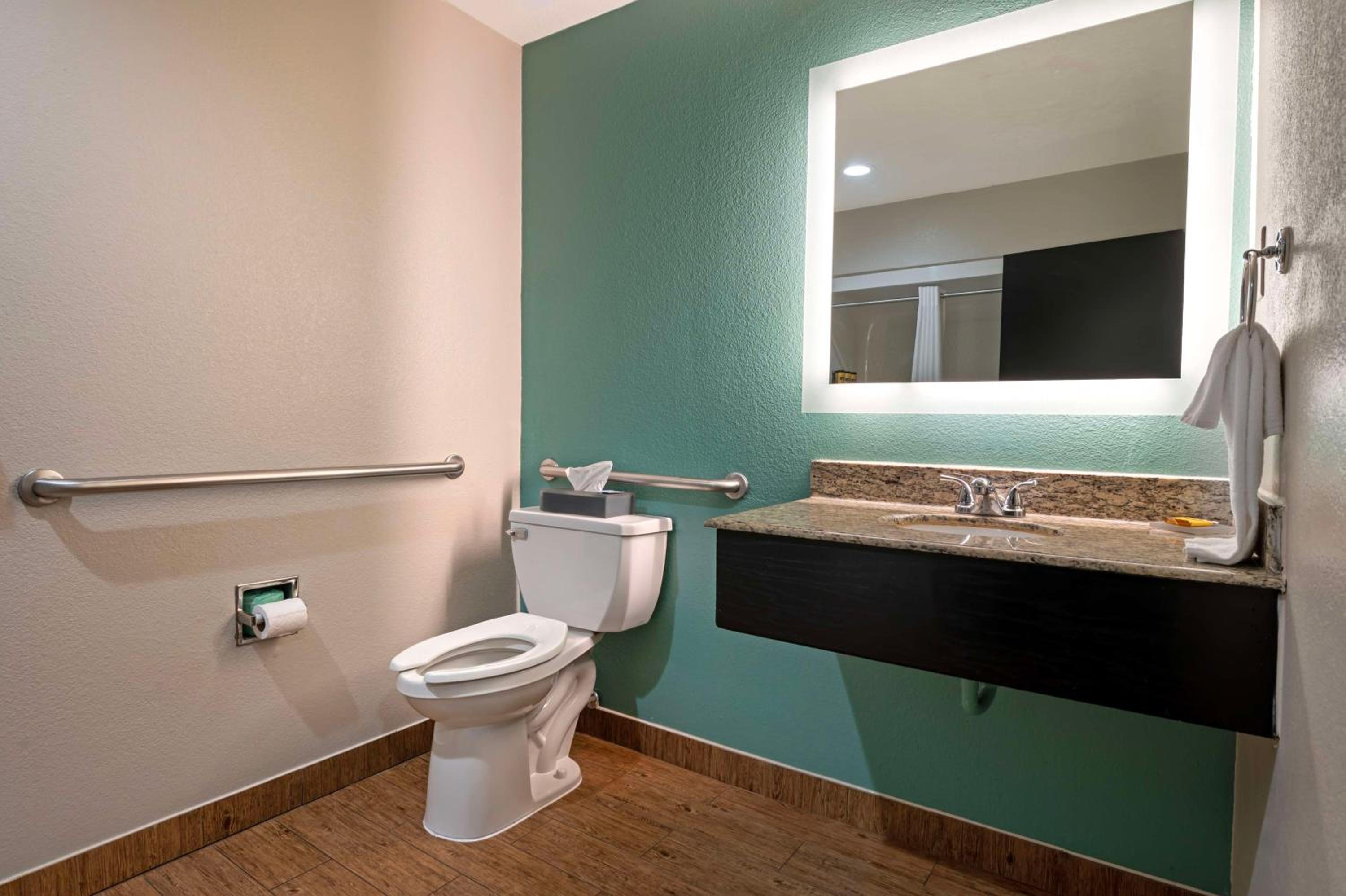Queen Room with Two Queen Beds and Roll-In Shower - Disability Access - Photo 5