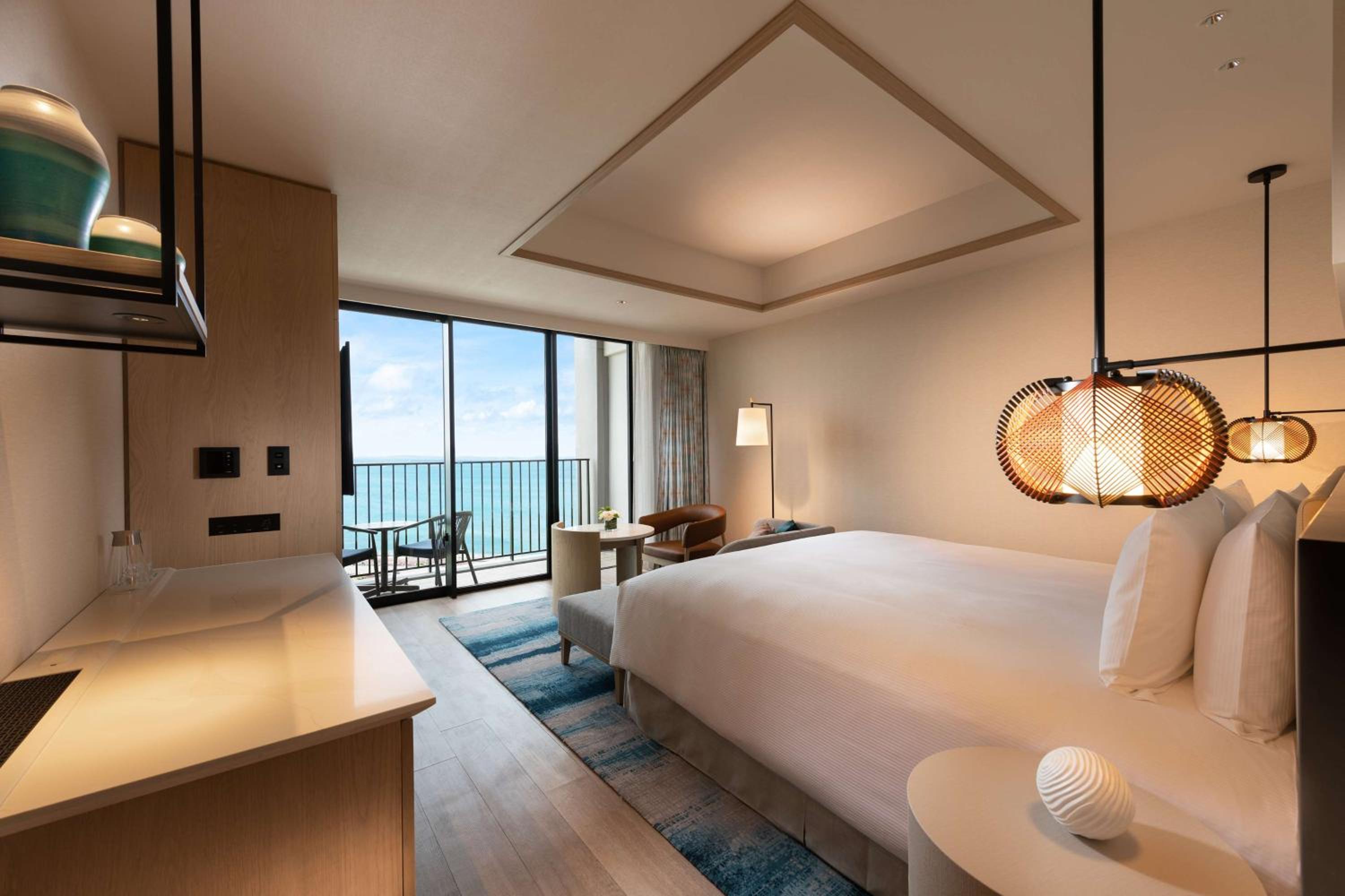 Deluxe King Room with Port View - Photo 1