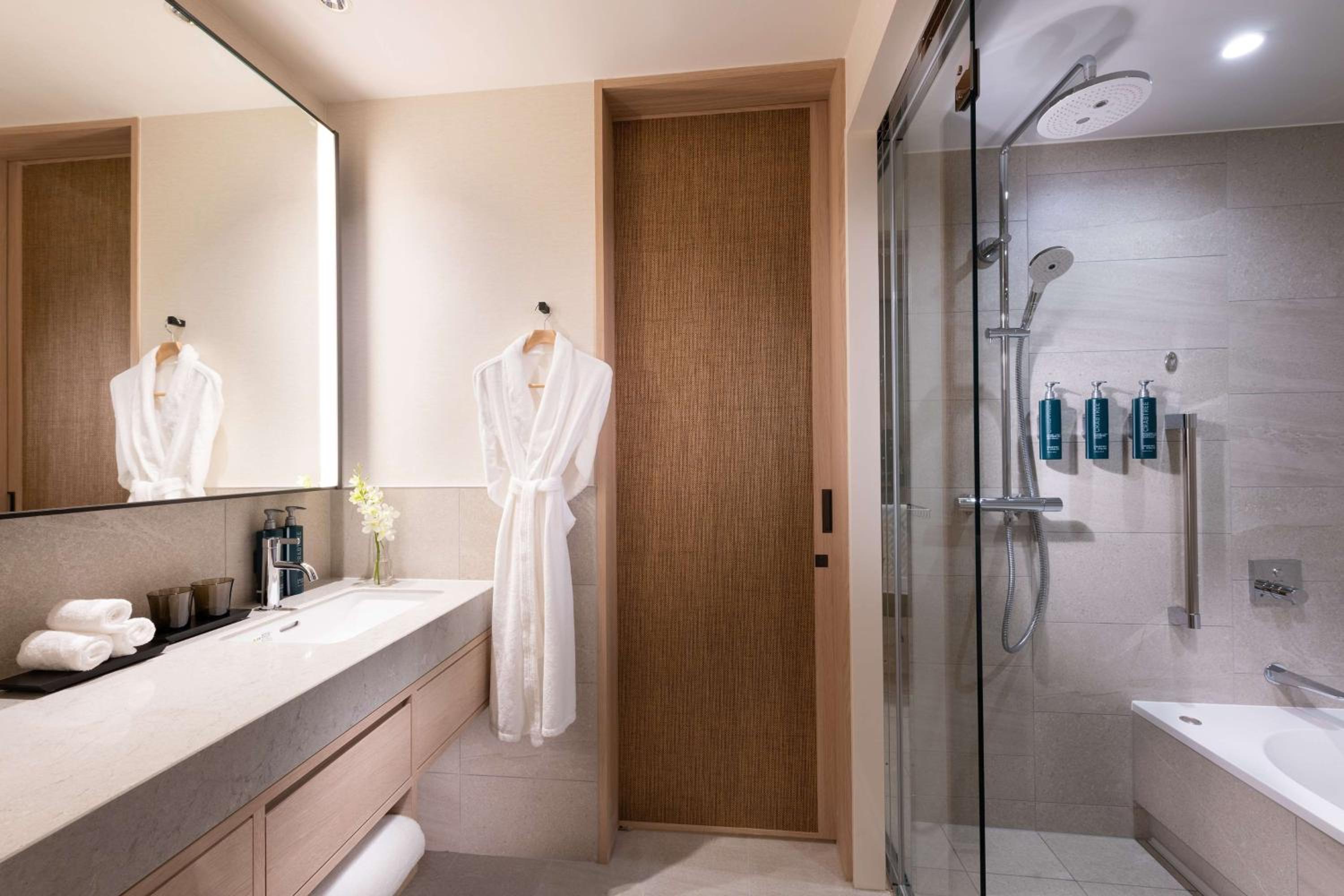 Deluxe King Room with Port View - Photo 4