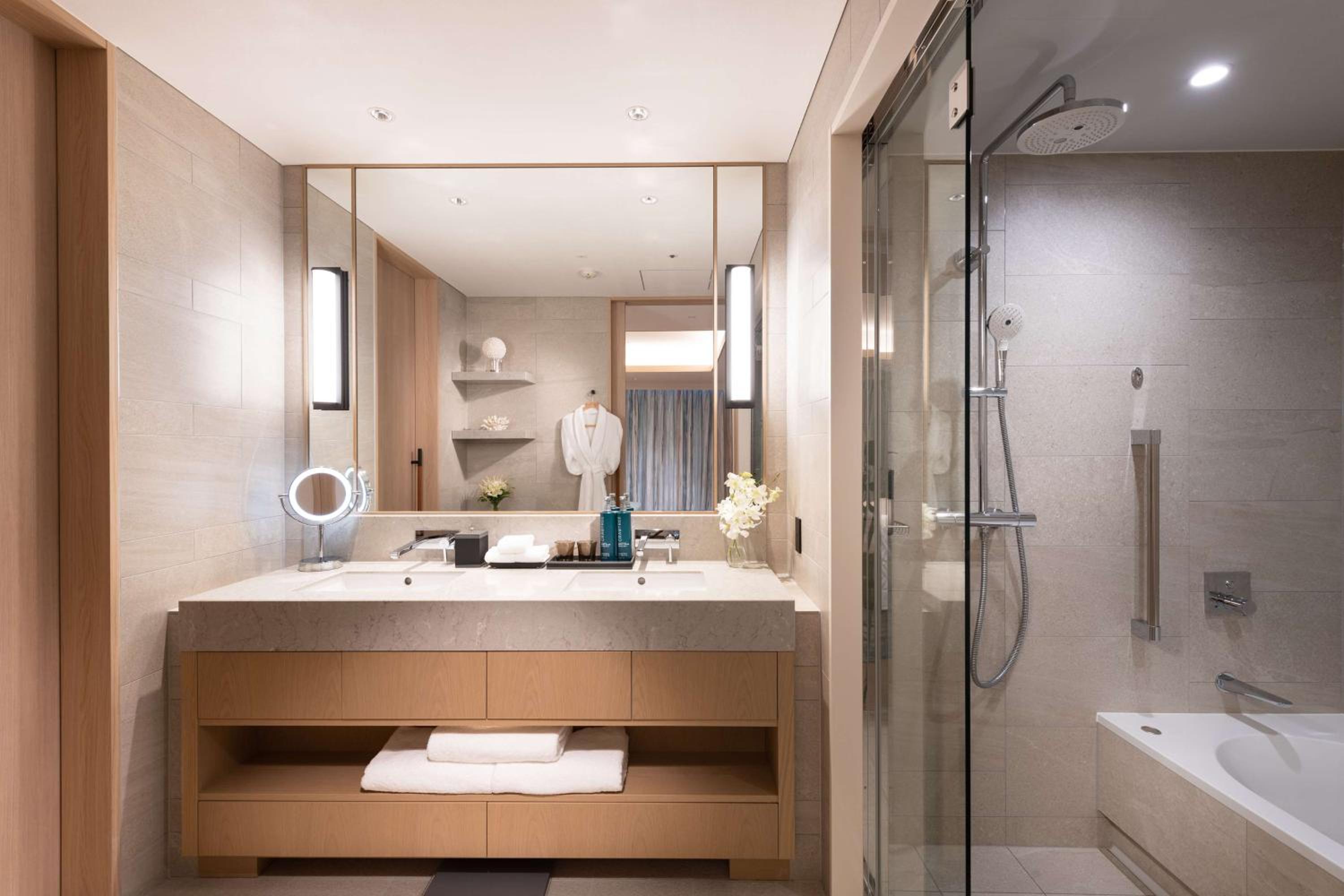 Premium King Suite - Photo 7