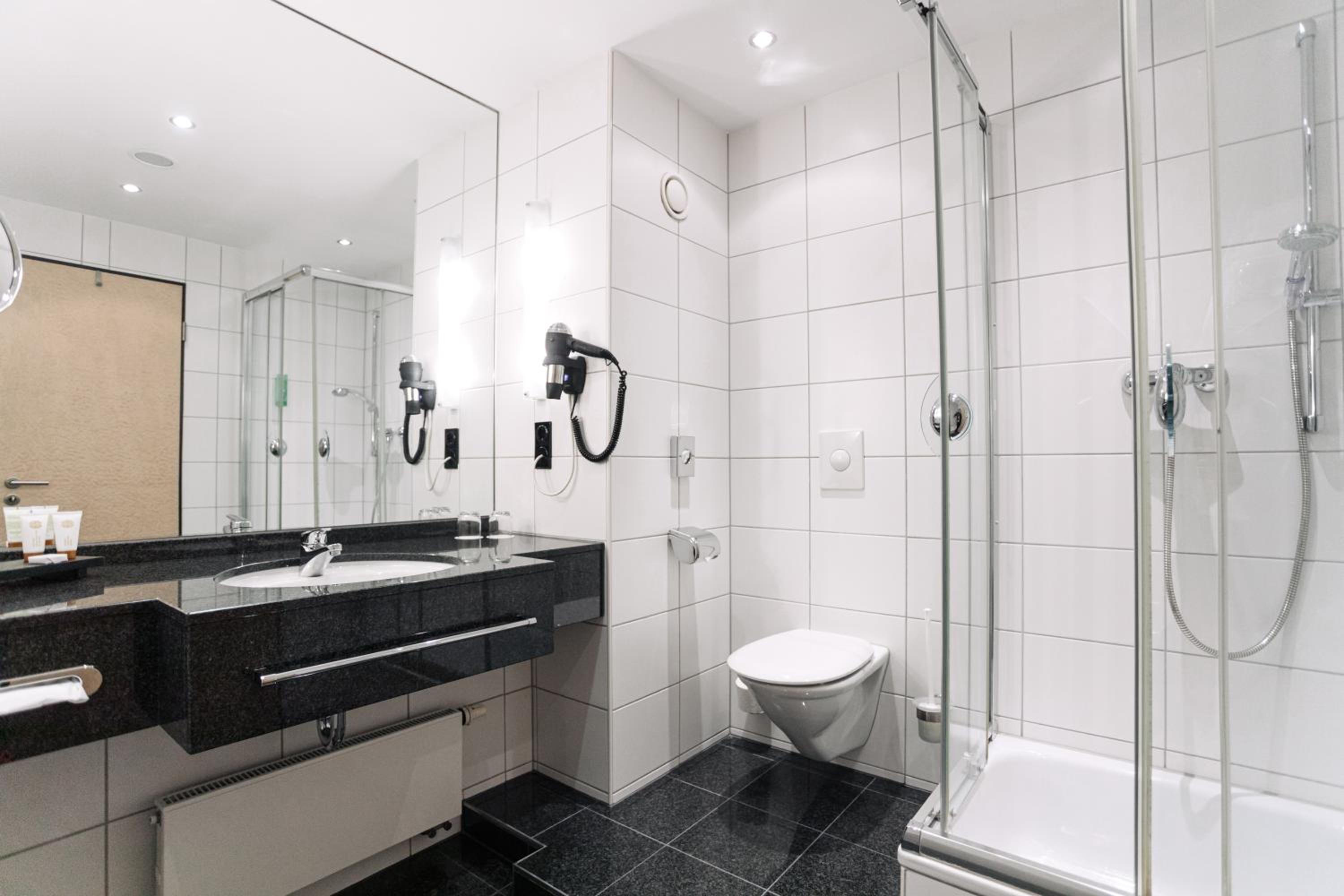 Executive Suite - Photo 4