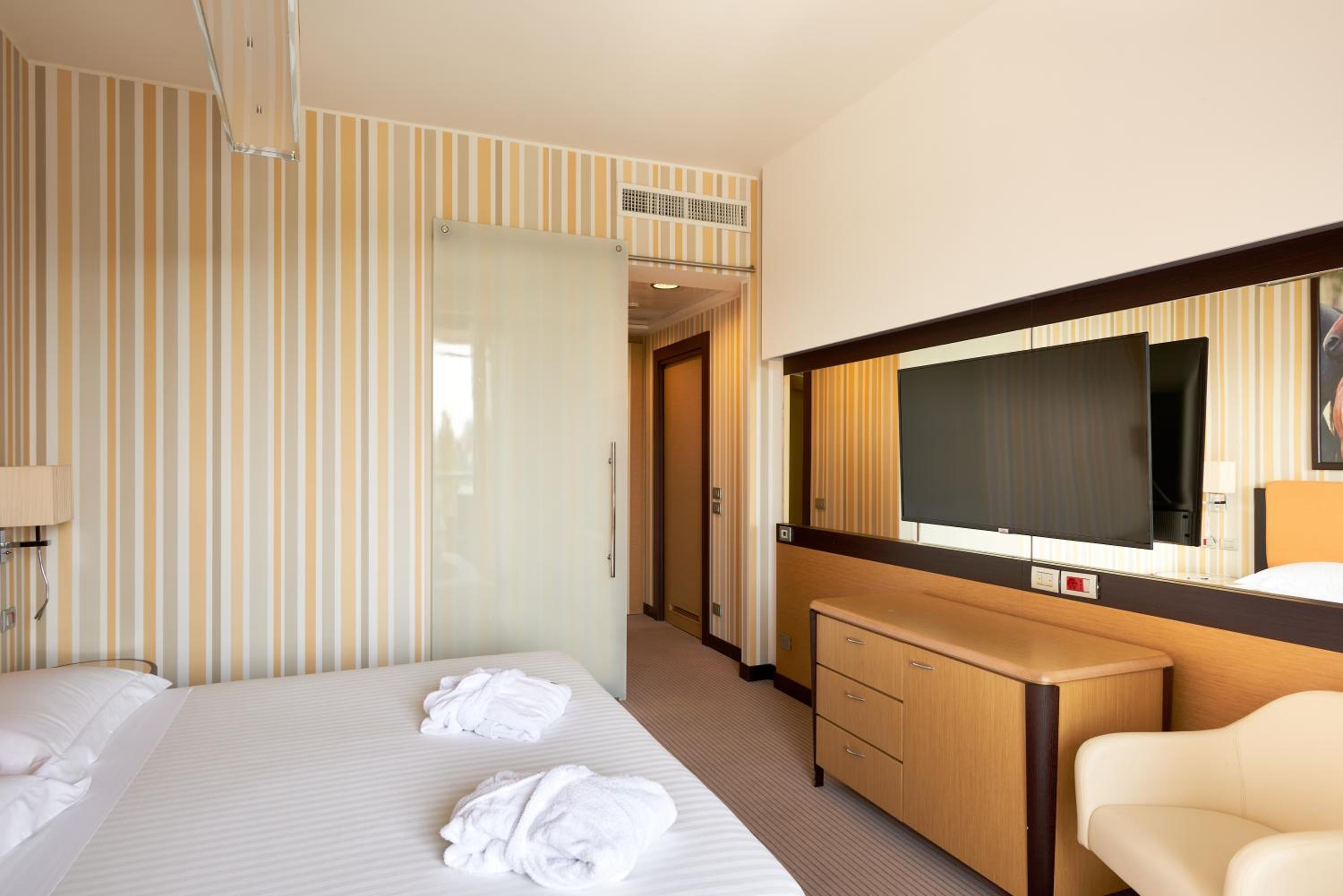 Deluxe Room - Photo 2