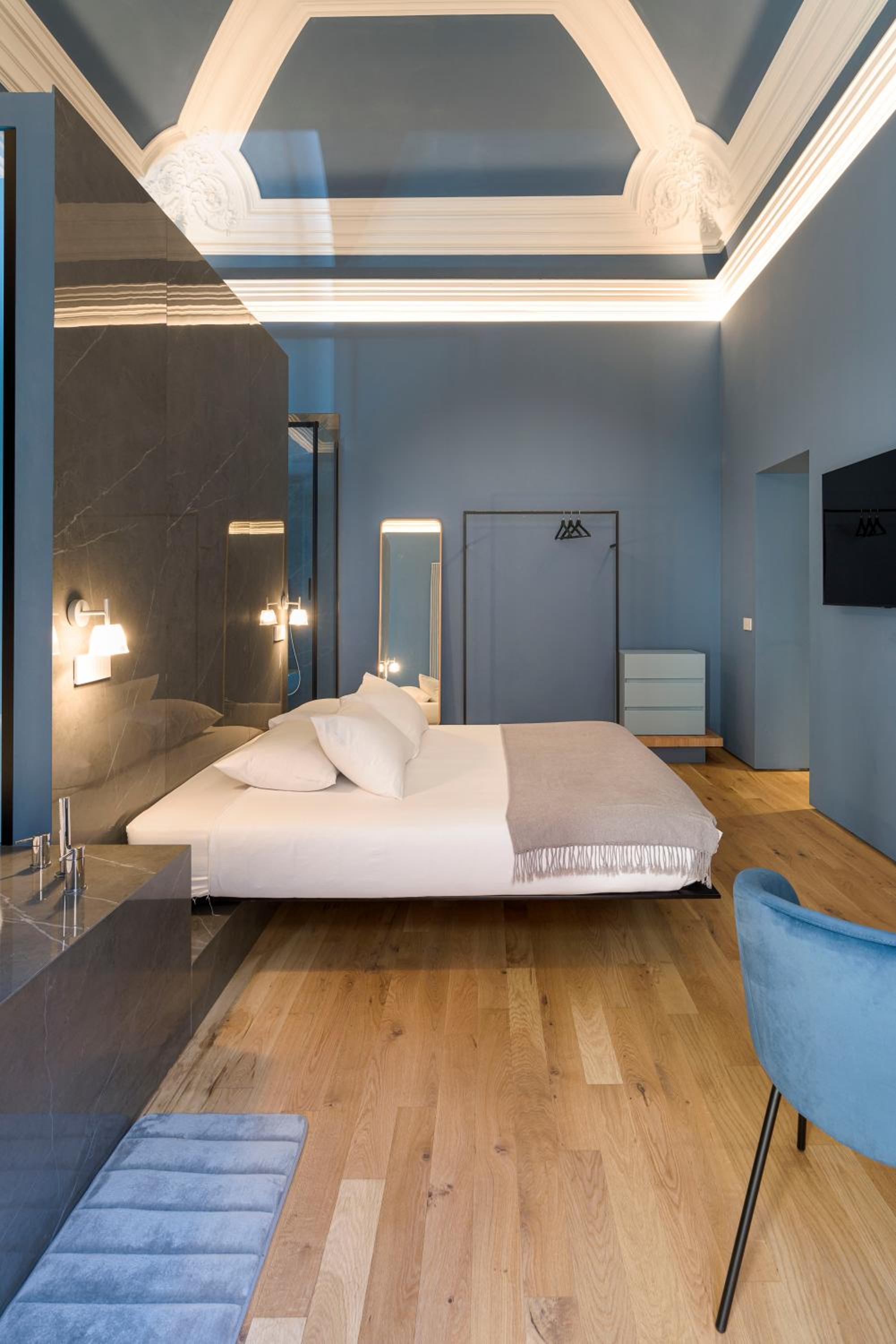 Deluxe King Room - Photo 14