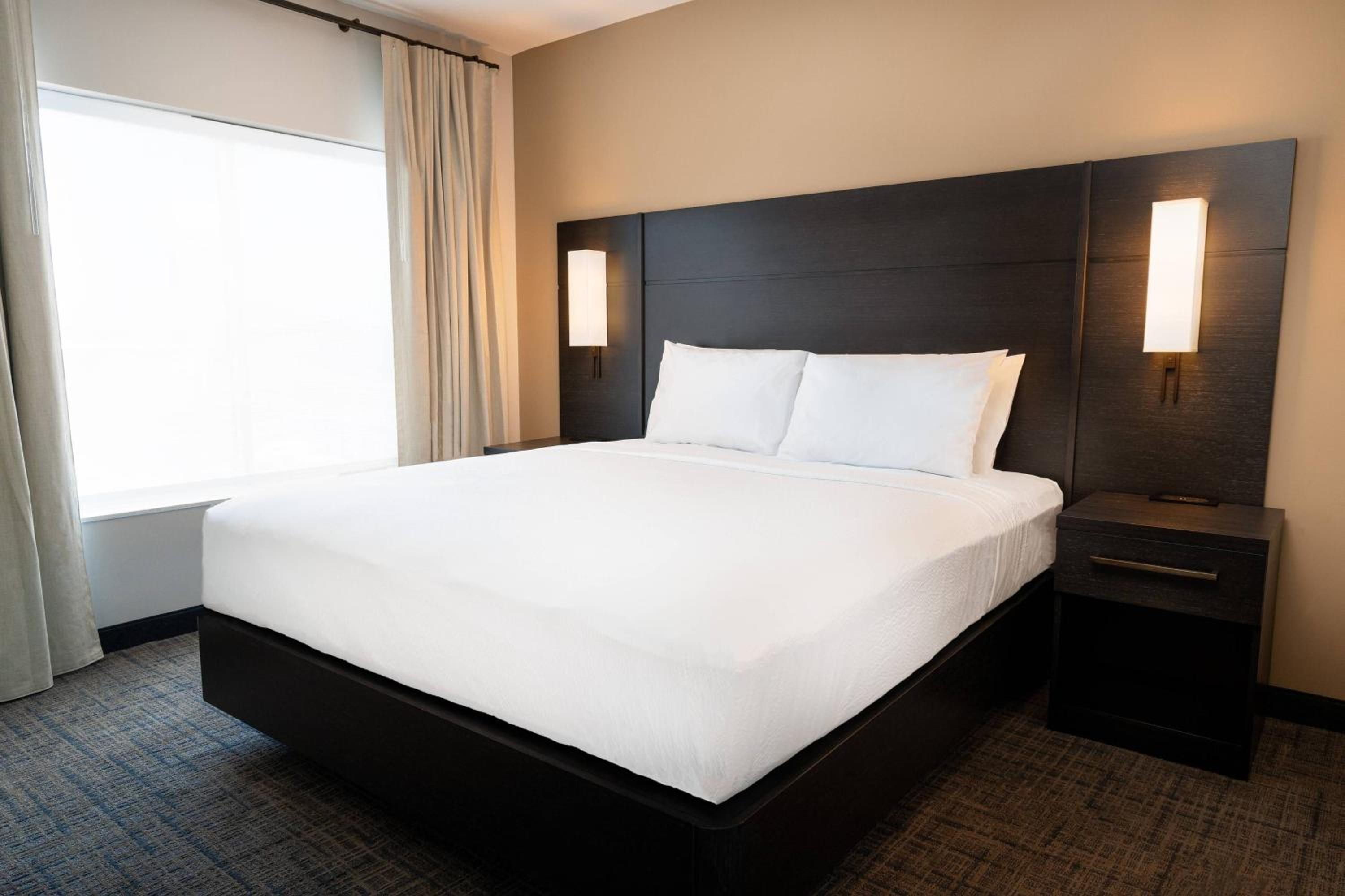 Studio King Suite with Sofa Bed - Mobility Accessible with Tub photo 2