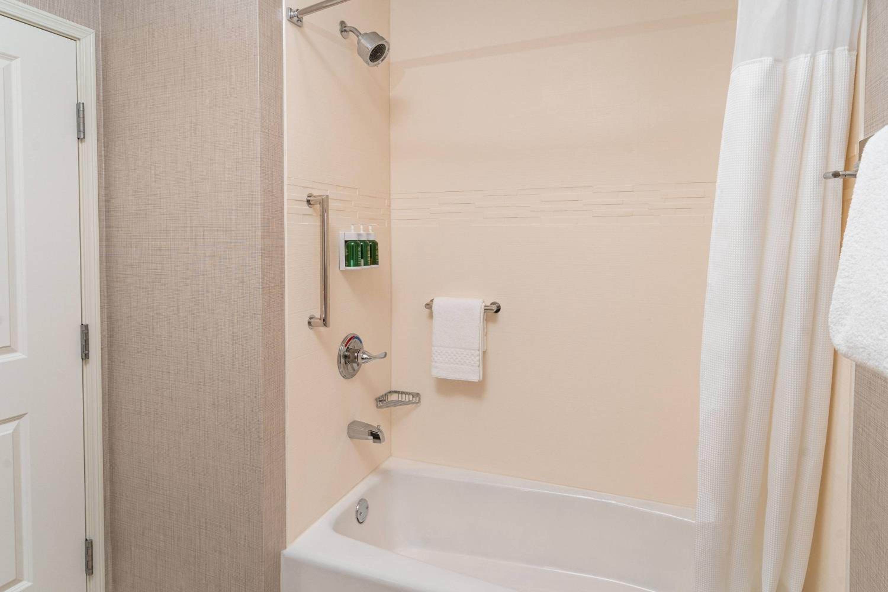 Studio King Suite with Sofa Bed - Mobility Accessible with Tub photo 3