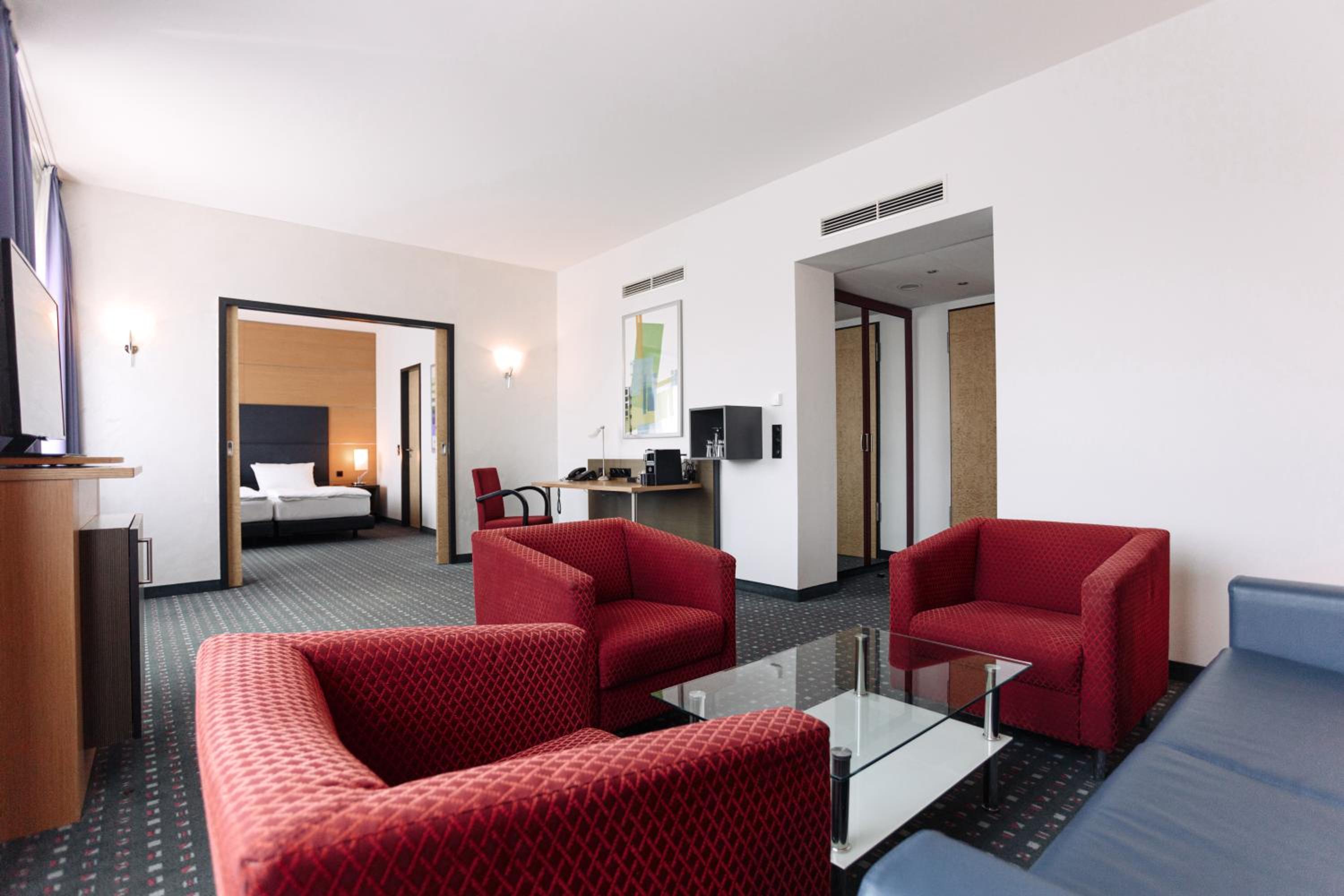 Suite - Photo 3