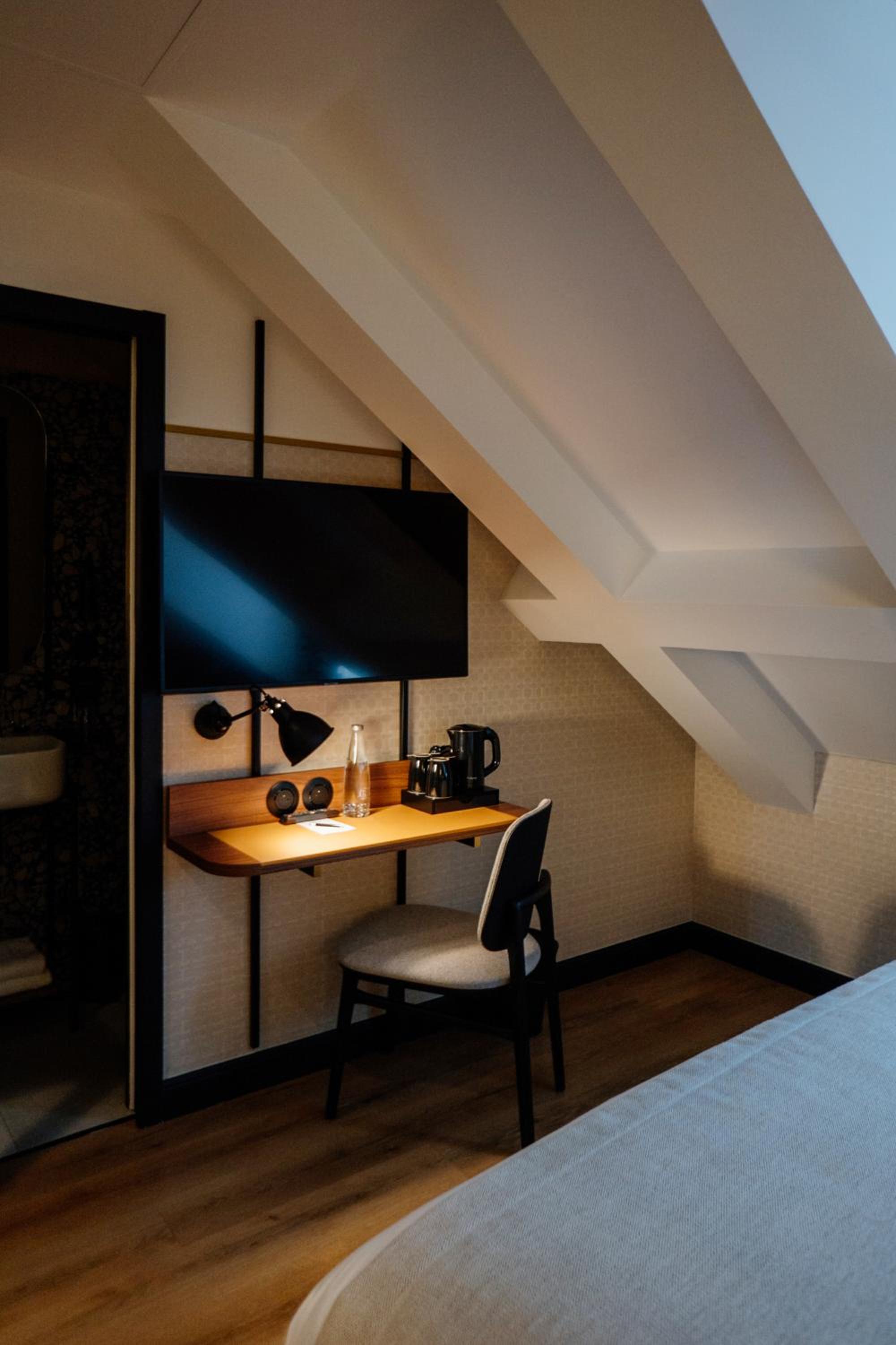 Standard Double Room thumbnail 5