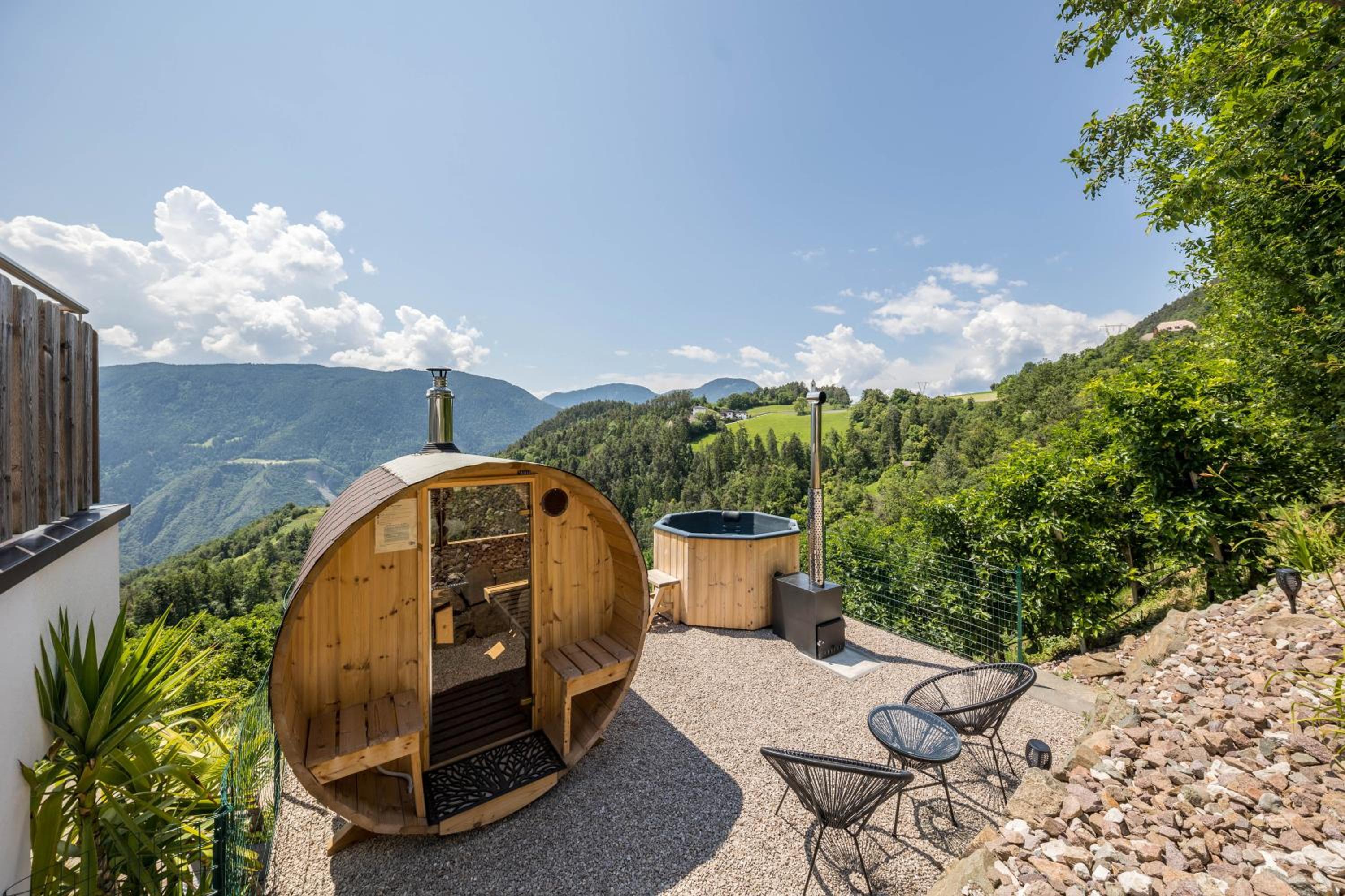 Two-Bedroom Deluxe Apartment with Garden View photo 3